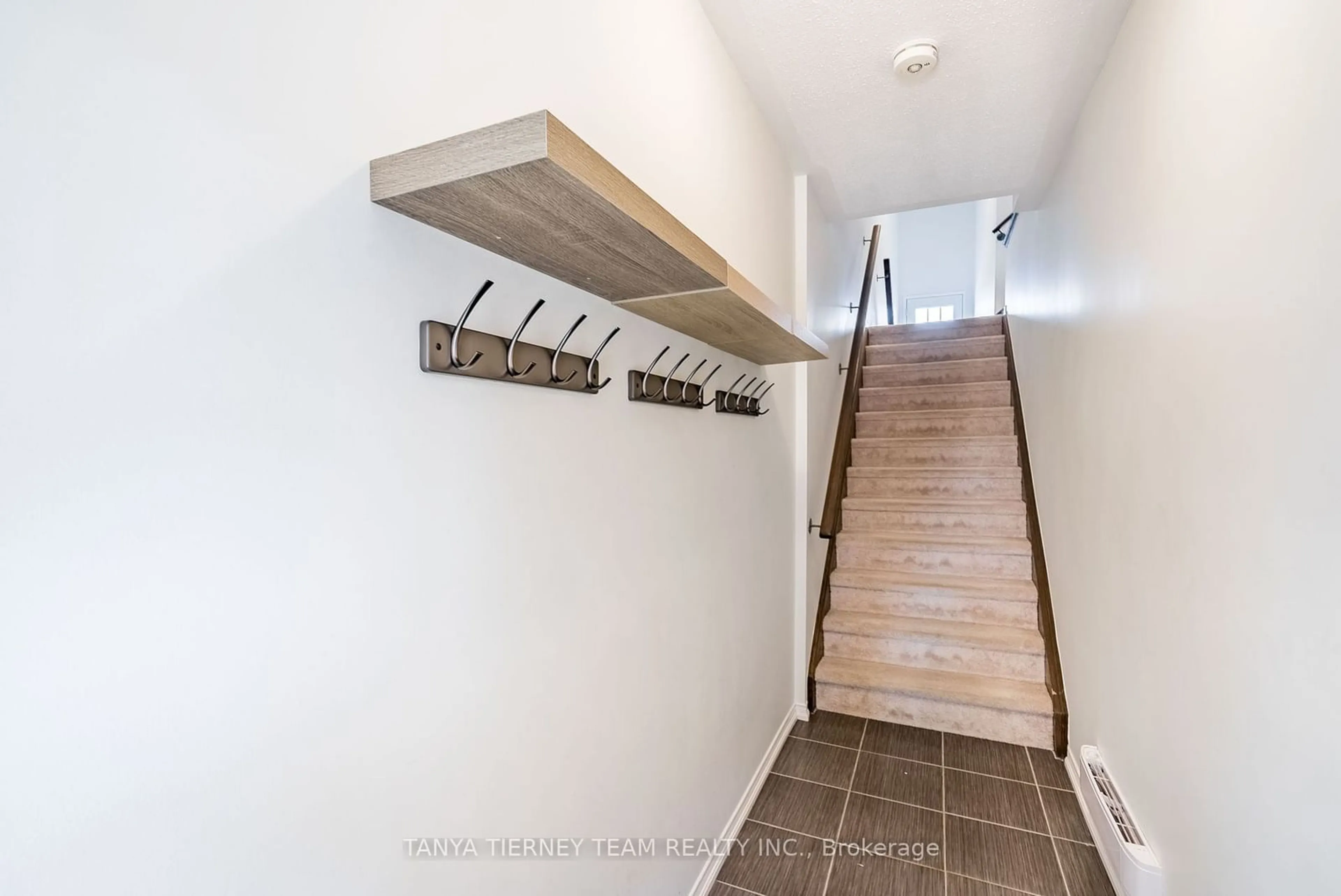 Indoor entryway, wood floors for 2264 Chevron Prince Path #294, Oshawa Ontario L1L 0K9