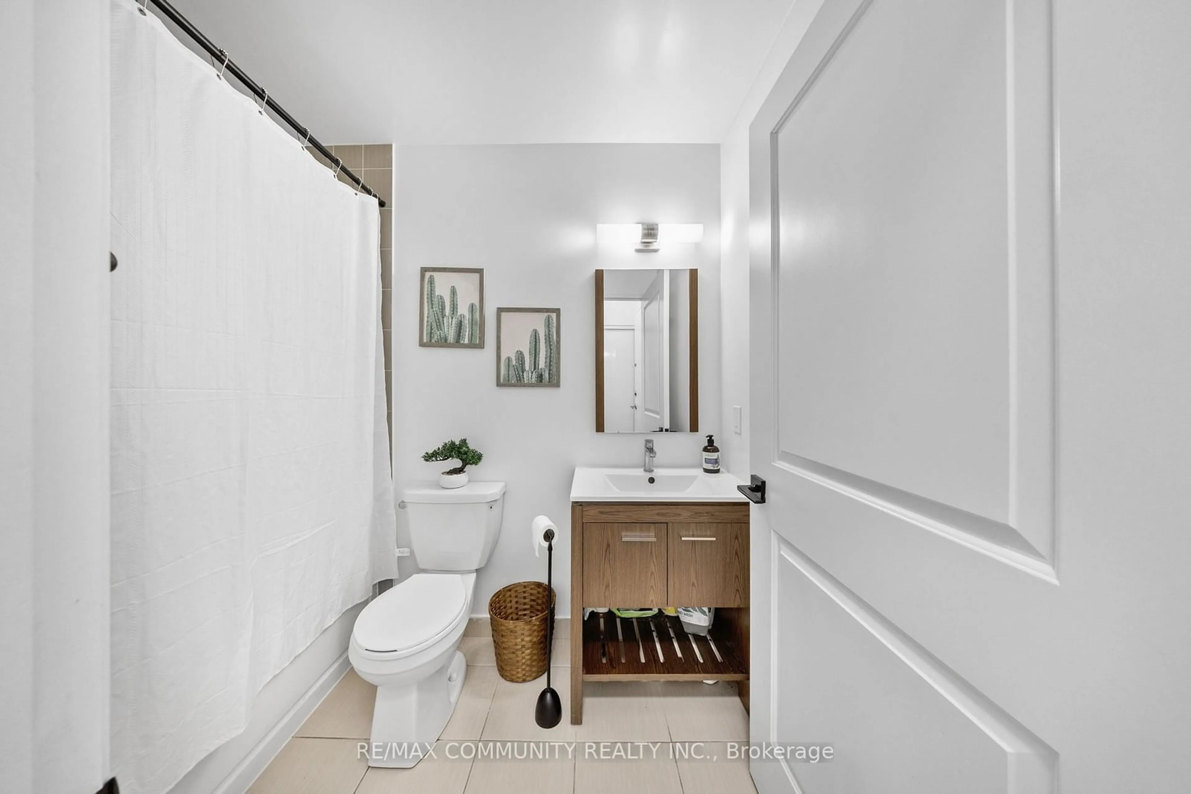 Bathroom, wood floors for 30 Meadowglen Pl #816, Toronto Ontario M1G 0A6