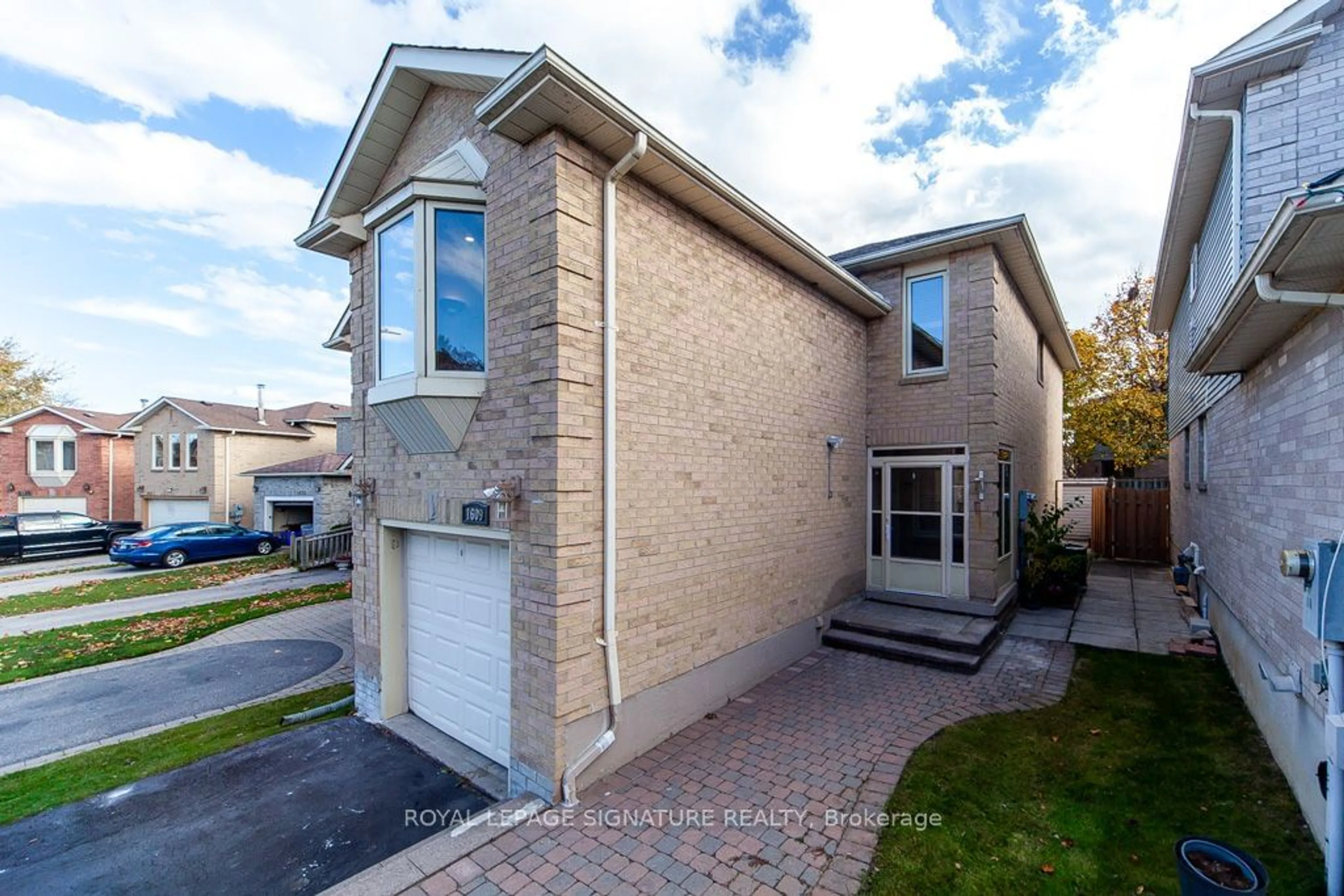 A pic from exterior of the house or condo, the street view for 1609 Gandalf Crt, Pickering Ontario L1X 2A3