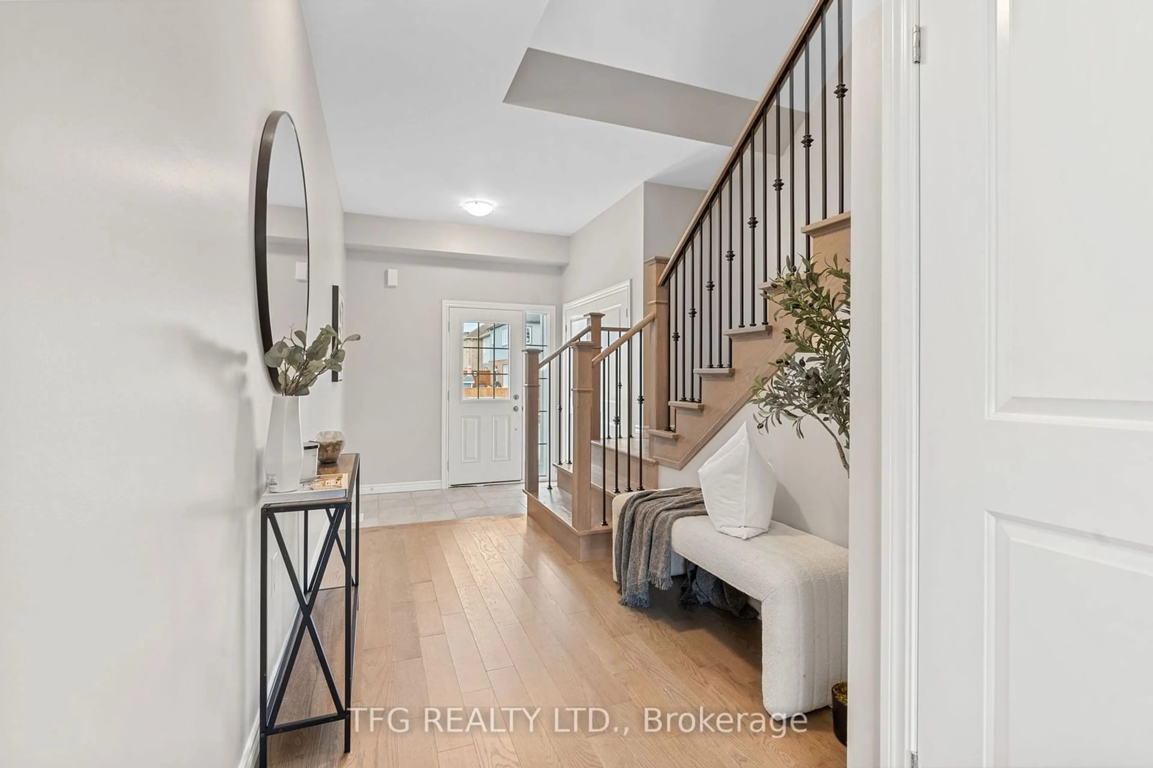 Indoor entryway, wood floors for 46 Broome Ave, Clarington Ontario L1E 0B1