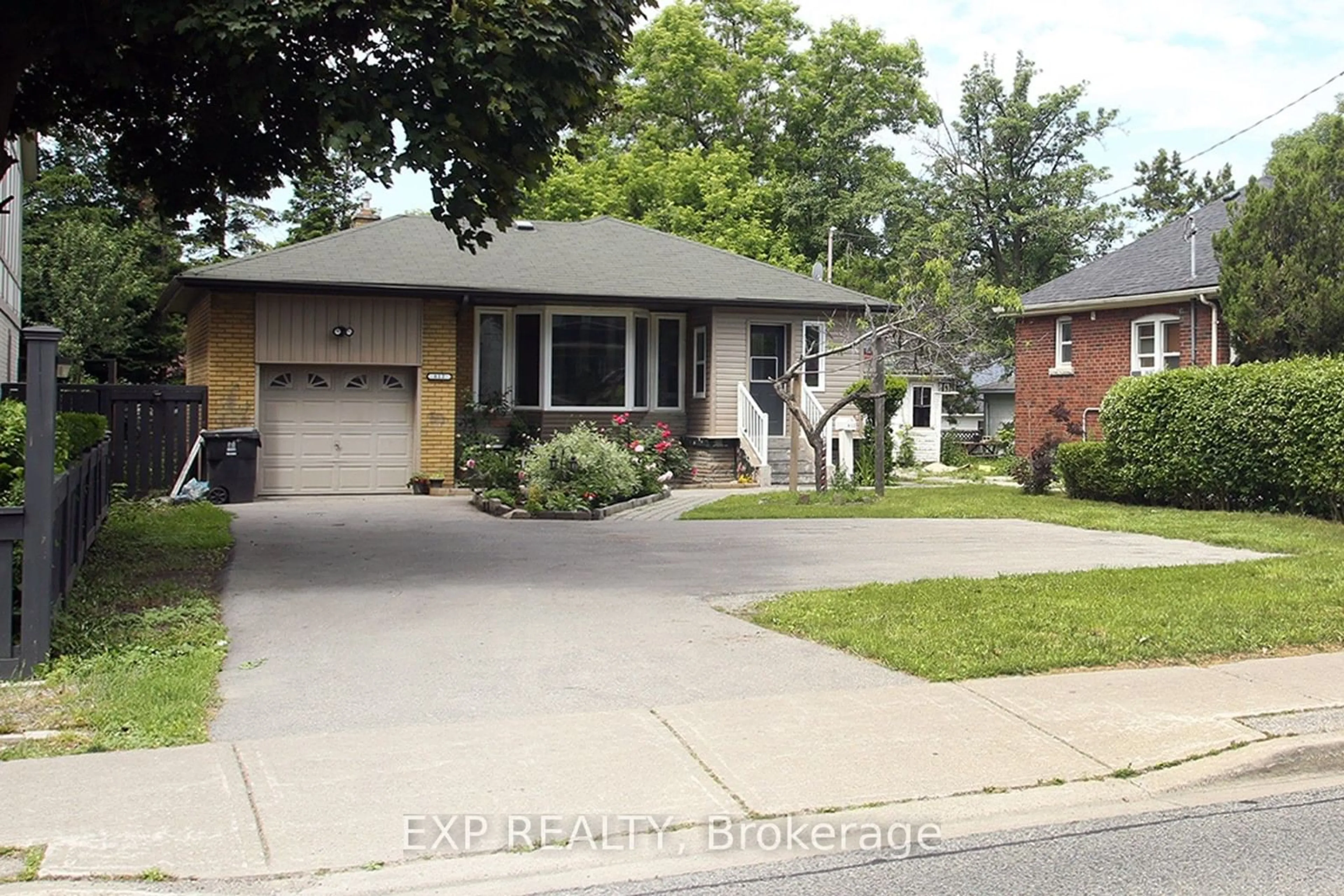 Frontside or backside of a home, the street view for 812 Kennedy Rd, Toronto Ontario M1K 2C8