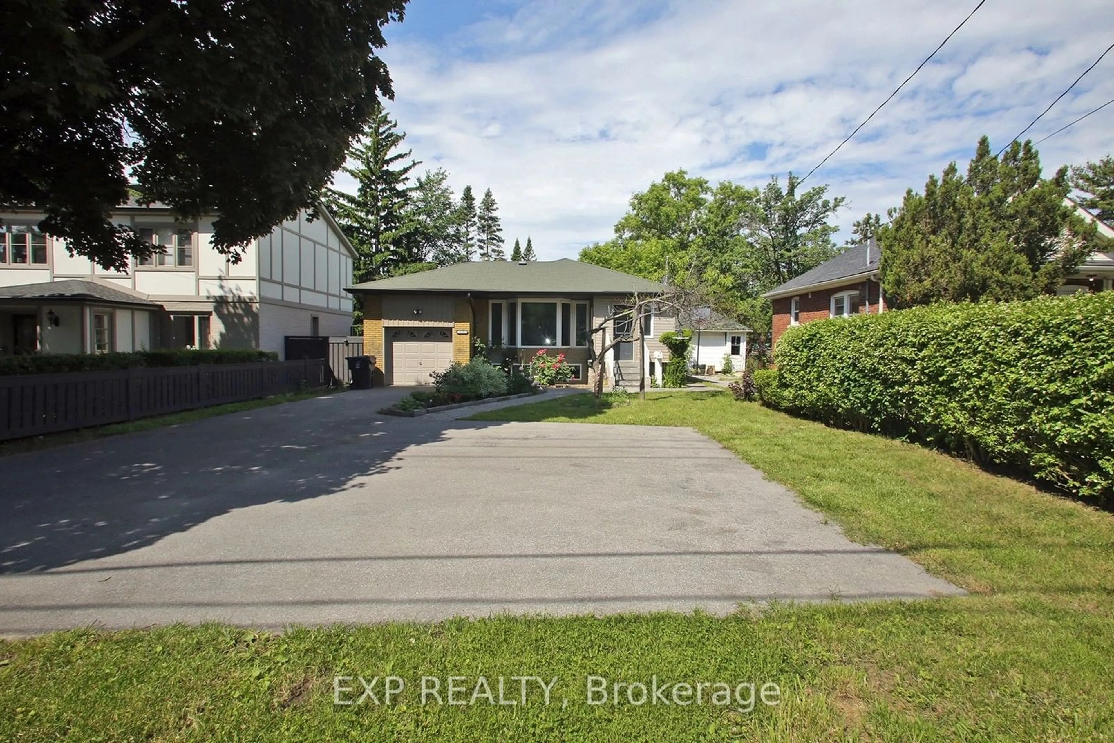 Frontside or backside of a home, cottage for 812 Kennedy Rd, Toronto Ontario M1K 2C8