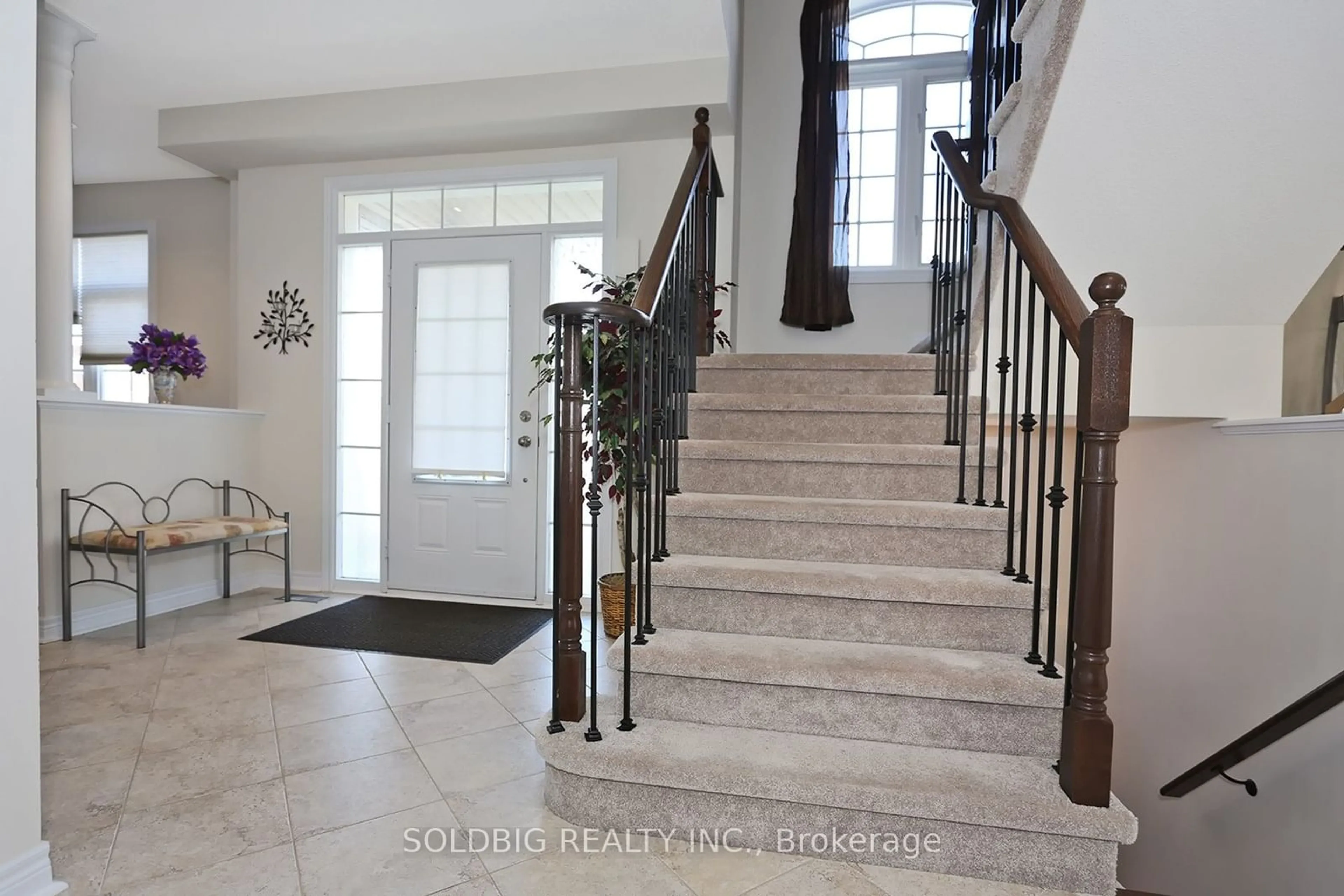 Indoor foyer, carpet floors for 95 Hockley Ave, Clarington Ontario L1C 0G4