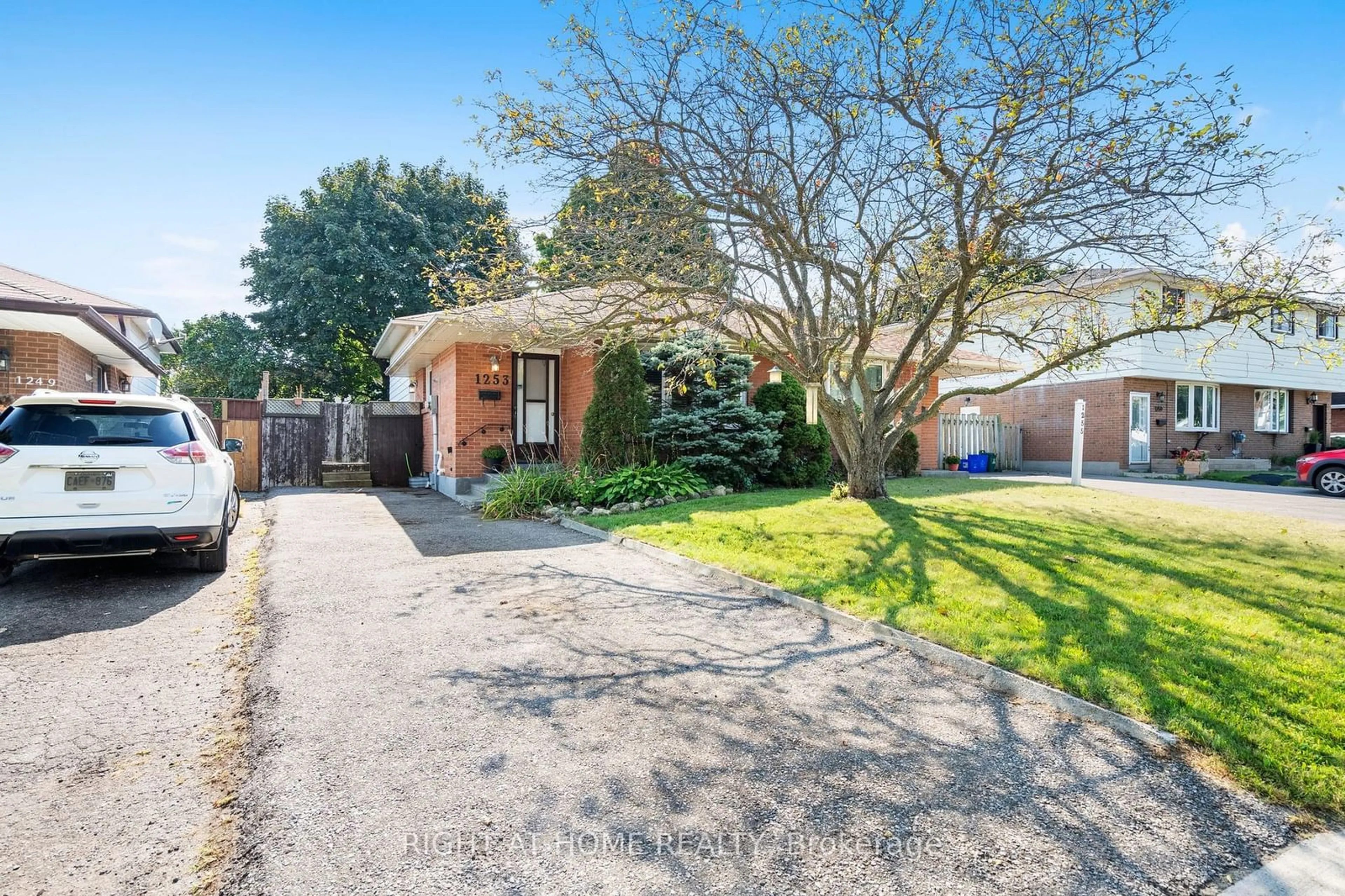 Frontside or backside of a home, cottage for 1253 Oxford St, Oshawa Ontario L1J 3W5