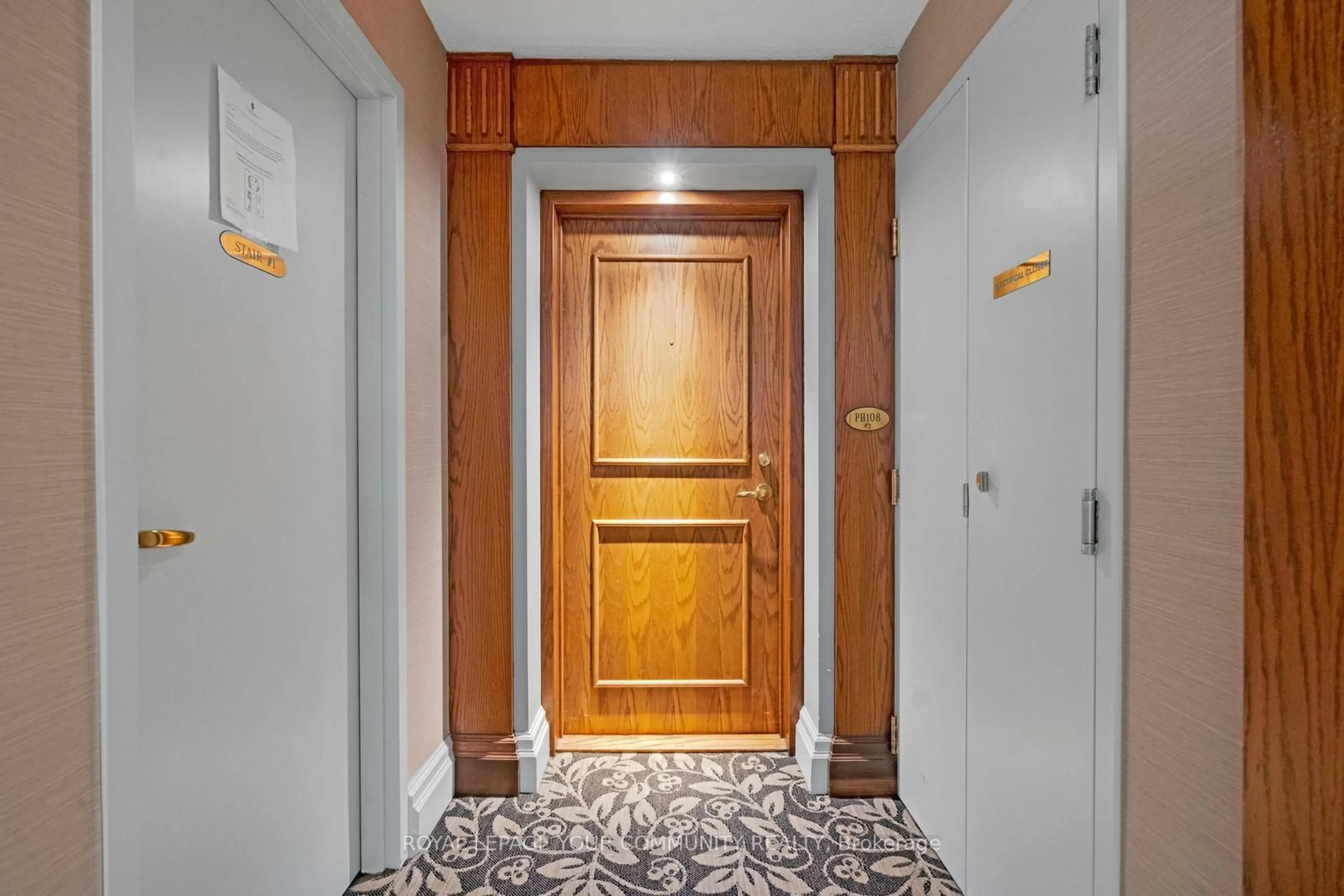 Indoor foyer, wood floors for 1 Lee Centre Dr #PH108, Toronto Ontario M1H 3J2