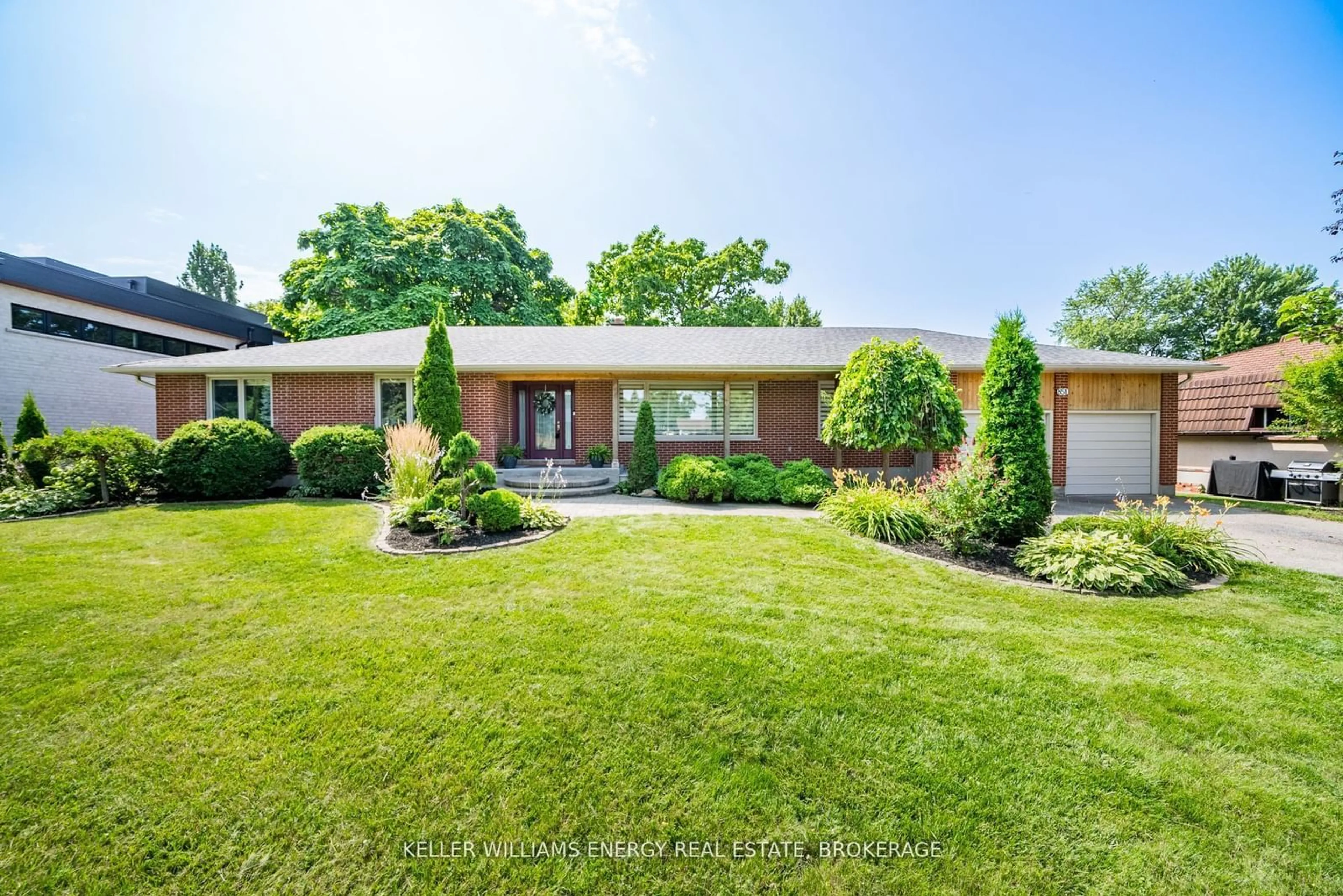 Frontside or backside of a home, the street view for 851 Swiss Hts, Oshawa Ontario L1K 2A9