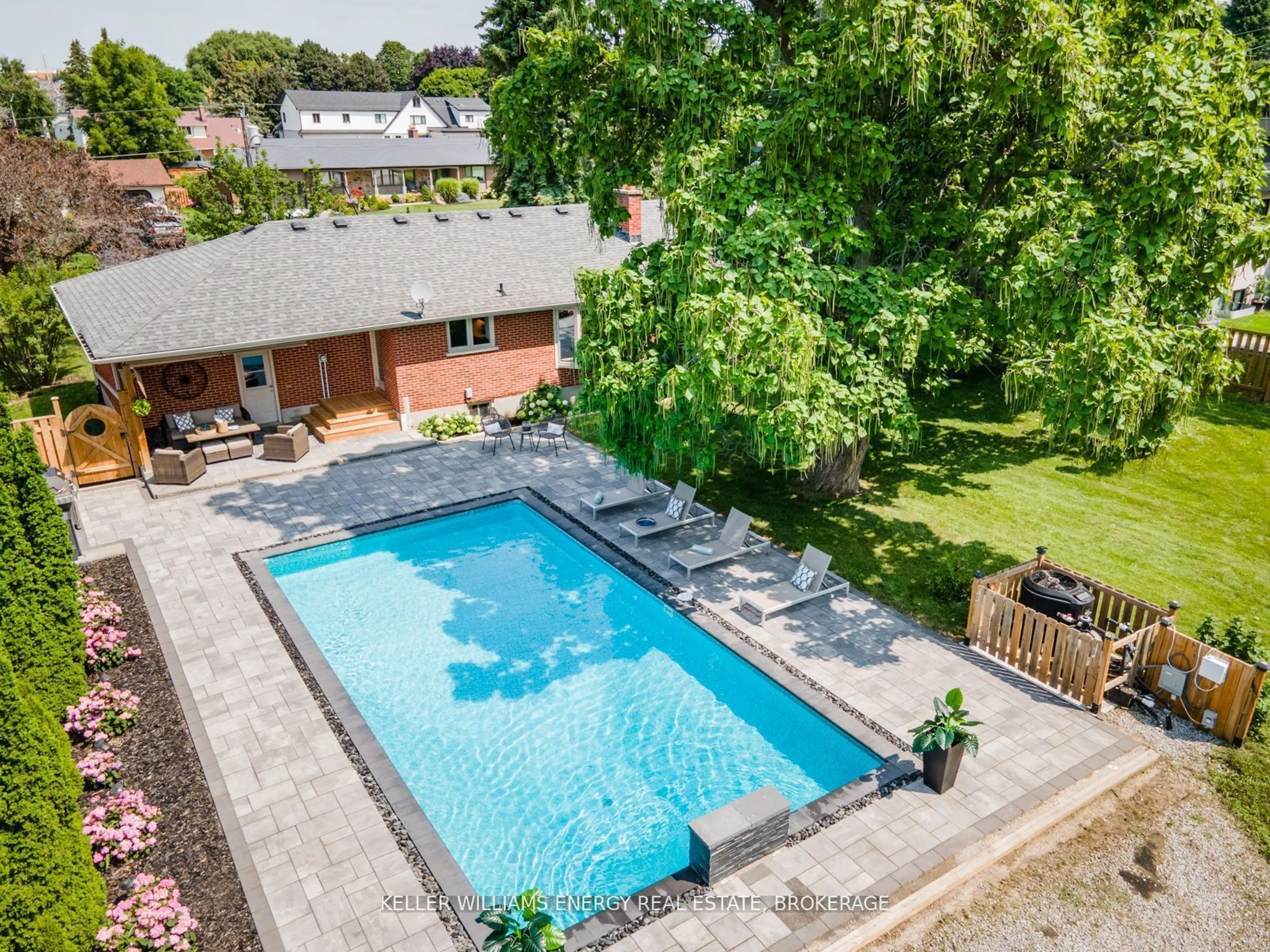 Indoor or outdoor pool for 851 Swiss Hts, Oshawa Ontario L1K 2A9