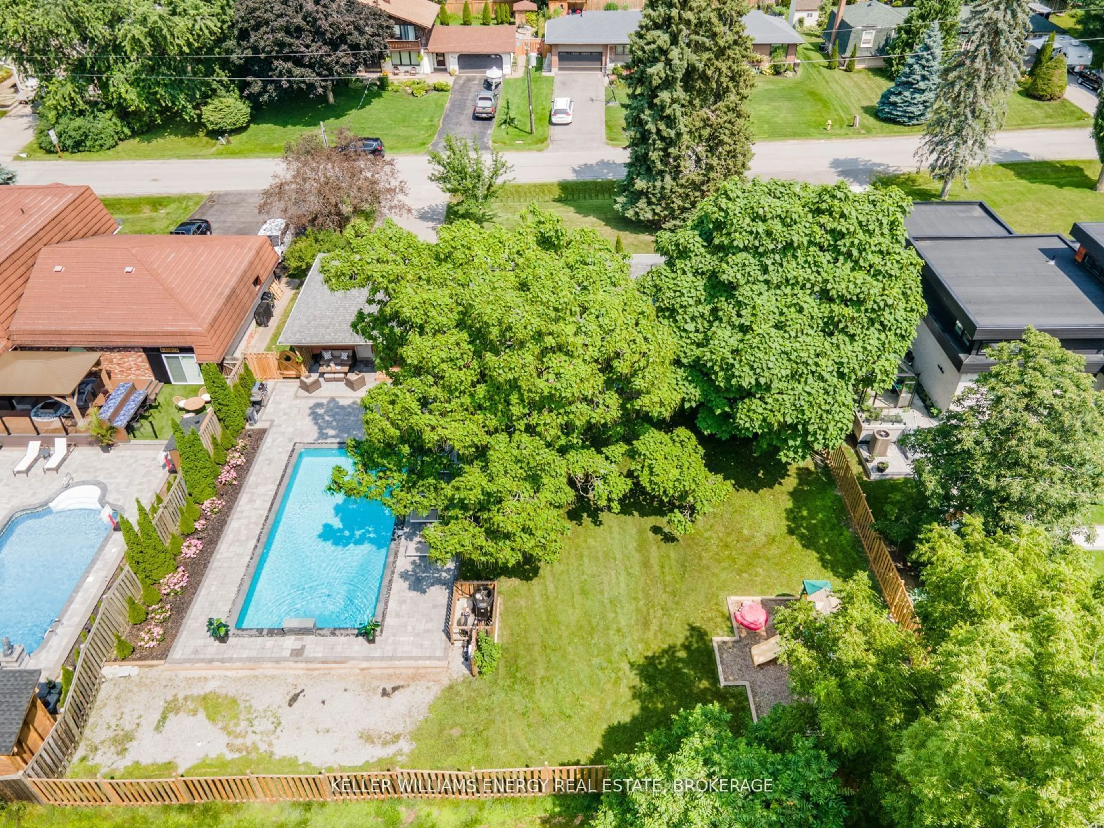 Indoor or outdoor pool for 851 Swiss Hts, Oshawa Ontario L1K 2A9