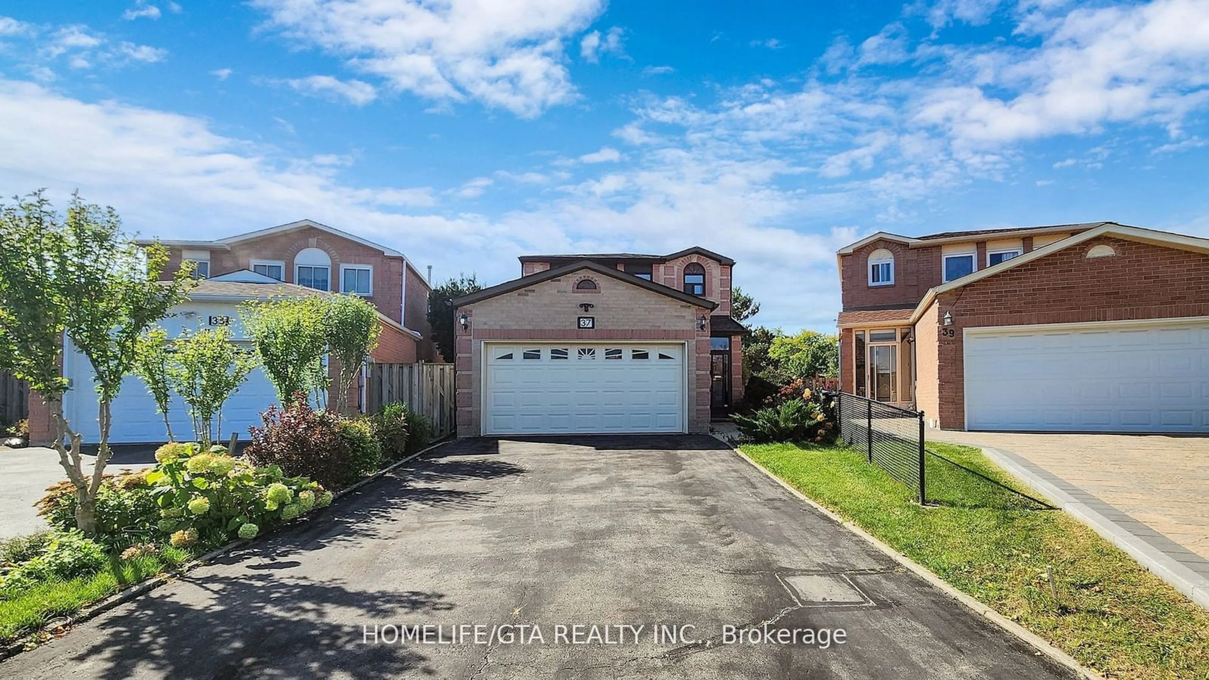 Frontside or backside of a home, the street view for 37 Roxanne Cres, Toronto Ontario M1V 4J3