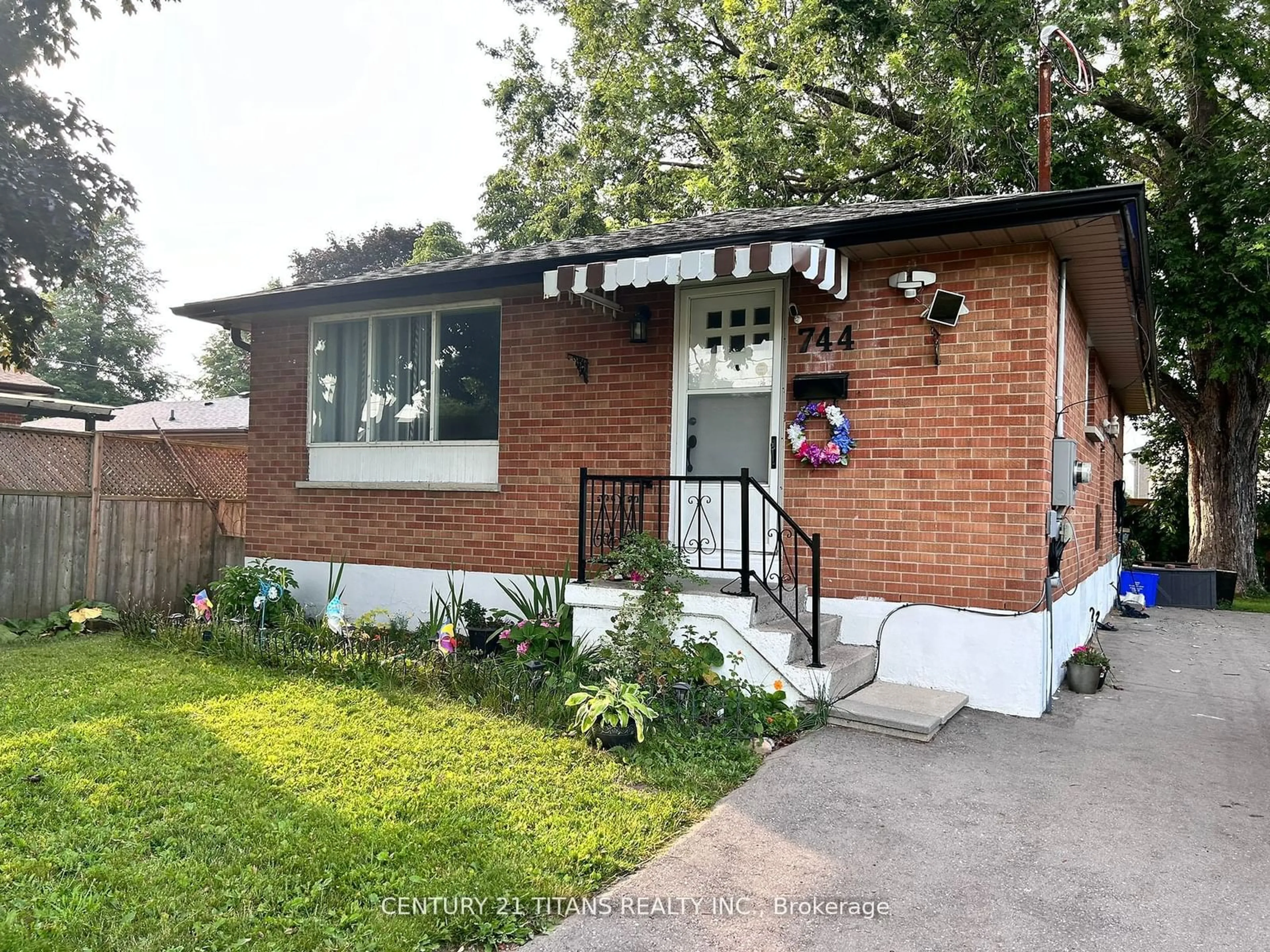 Frontside or backside of a home, cottage for 744 Olive Ave, Oshawa Ontario L1H 2S3