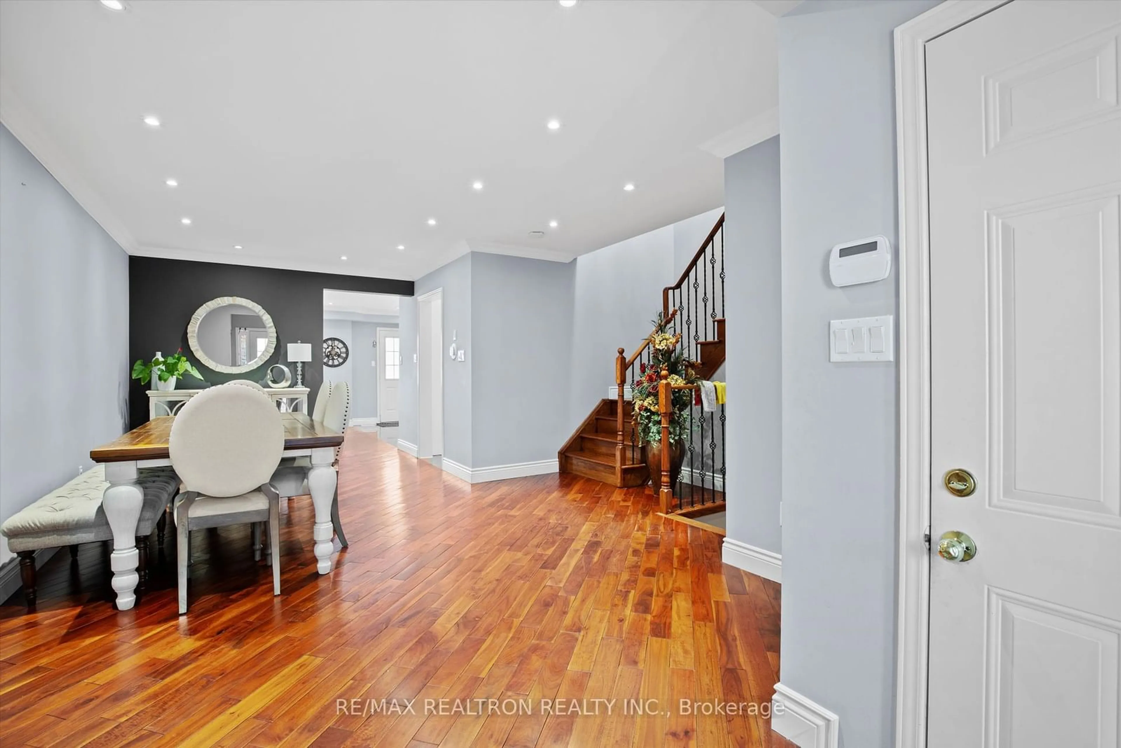 Indoor foyer, wood floors for 7 Tait Crt, Toronto Ontario M1X 0B1