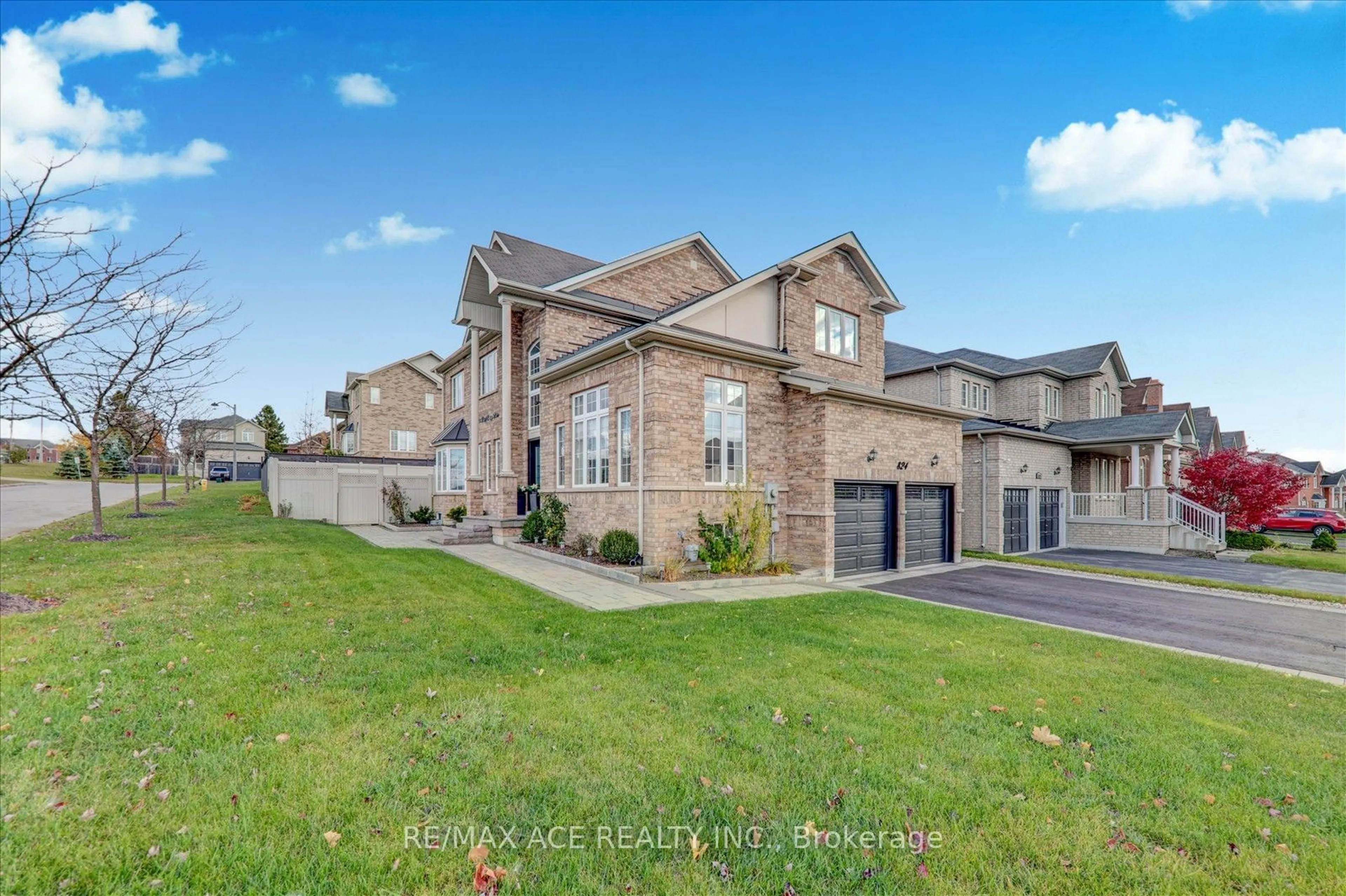 Frontside or backside of a home, the street view for 824 Black Cherry Dr, Oshawa Ontario L1K 0P5