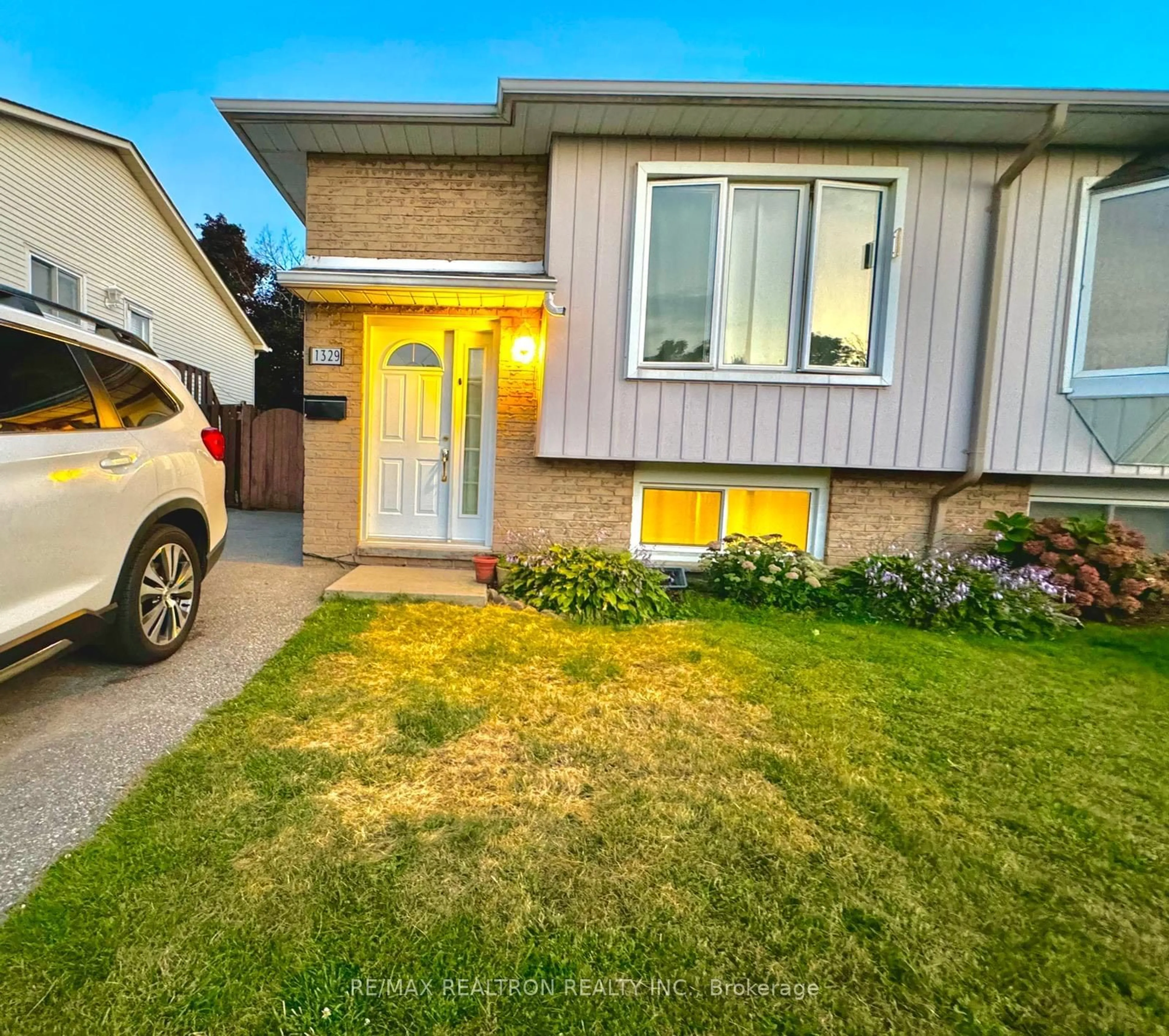 Frontside or backside of a home, the street view for 1329 Pinehurst Ave, Oshawa Ontario L1H 8J8