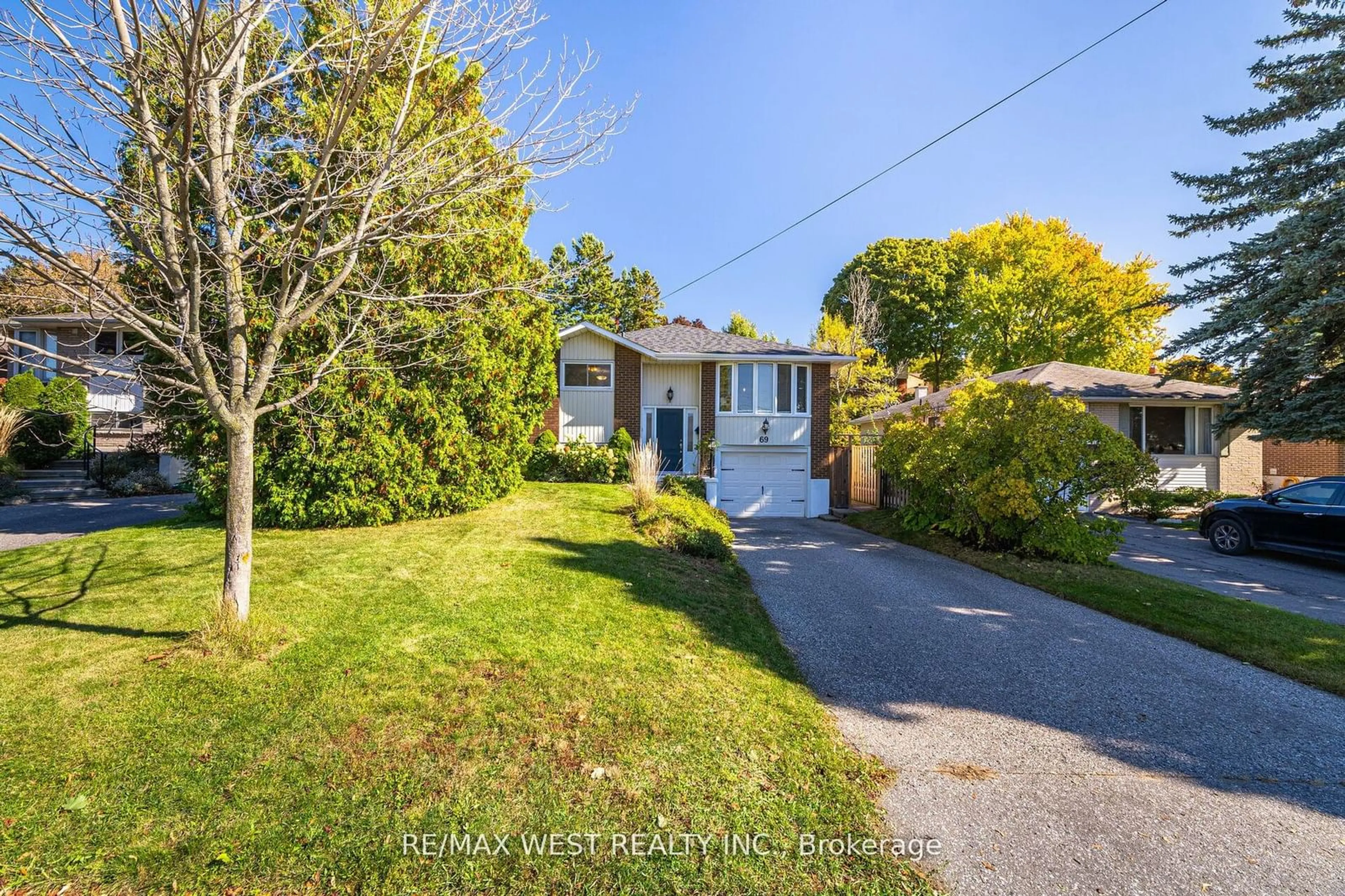 Frontside or backside of a home, the street view for 69 Keewatin St S, Oshawa Ontario L1H 6Z2