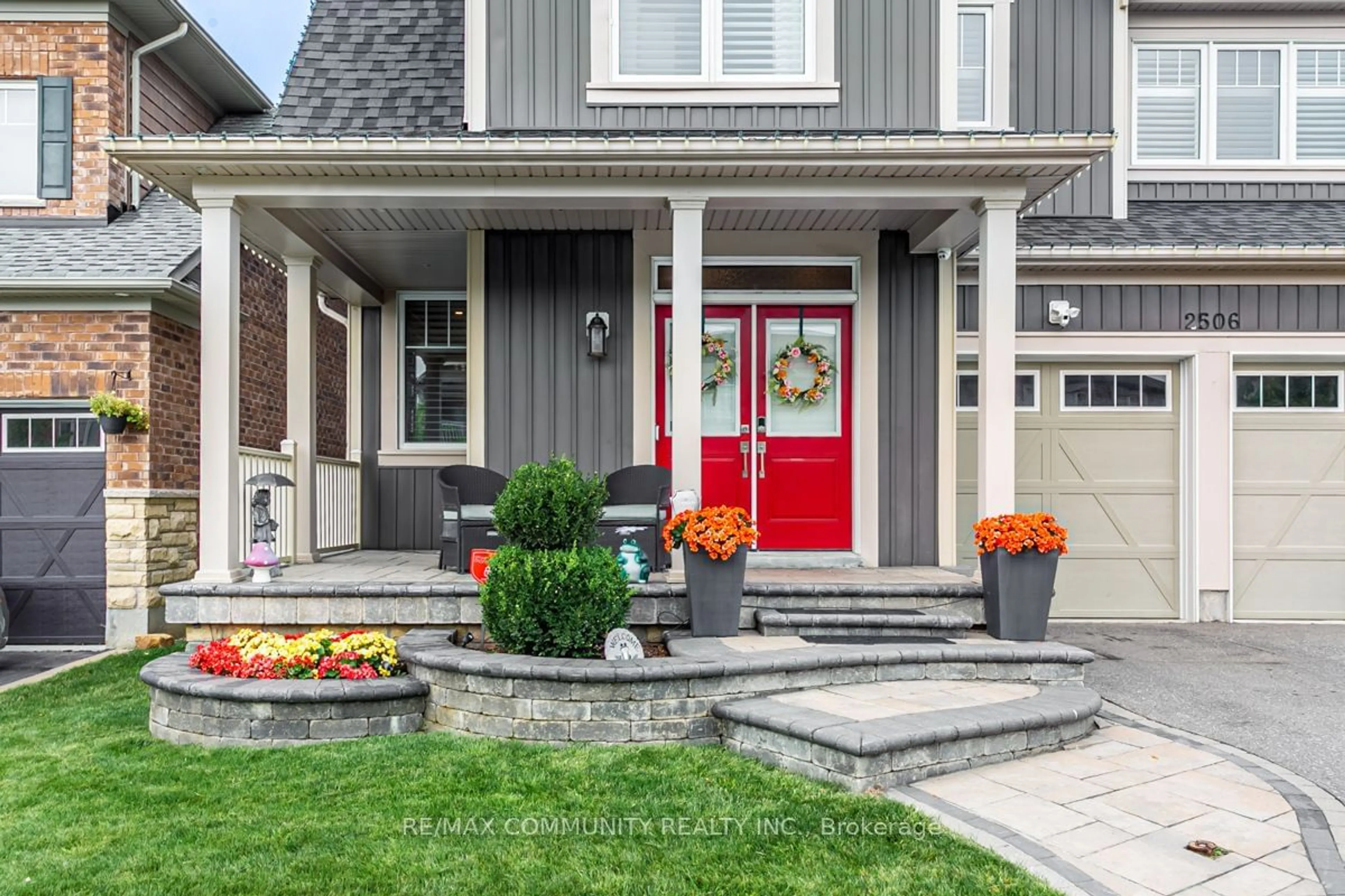 Indoor entryway, wood floors for 2506 Bridle Rd, Oshawa Ontario L1L 0J9