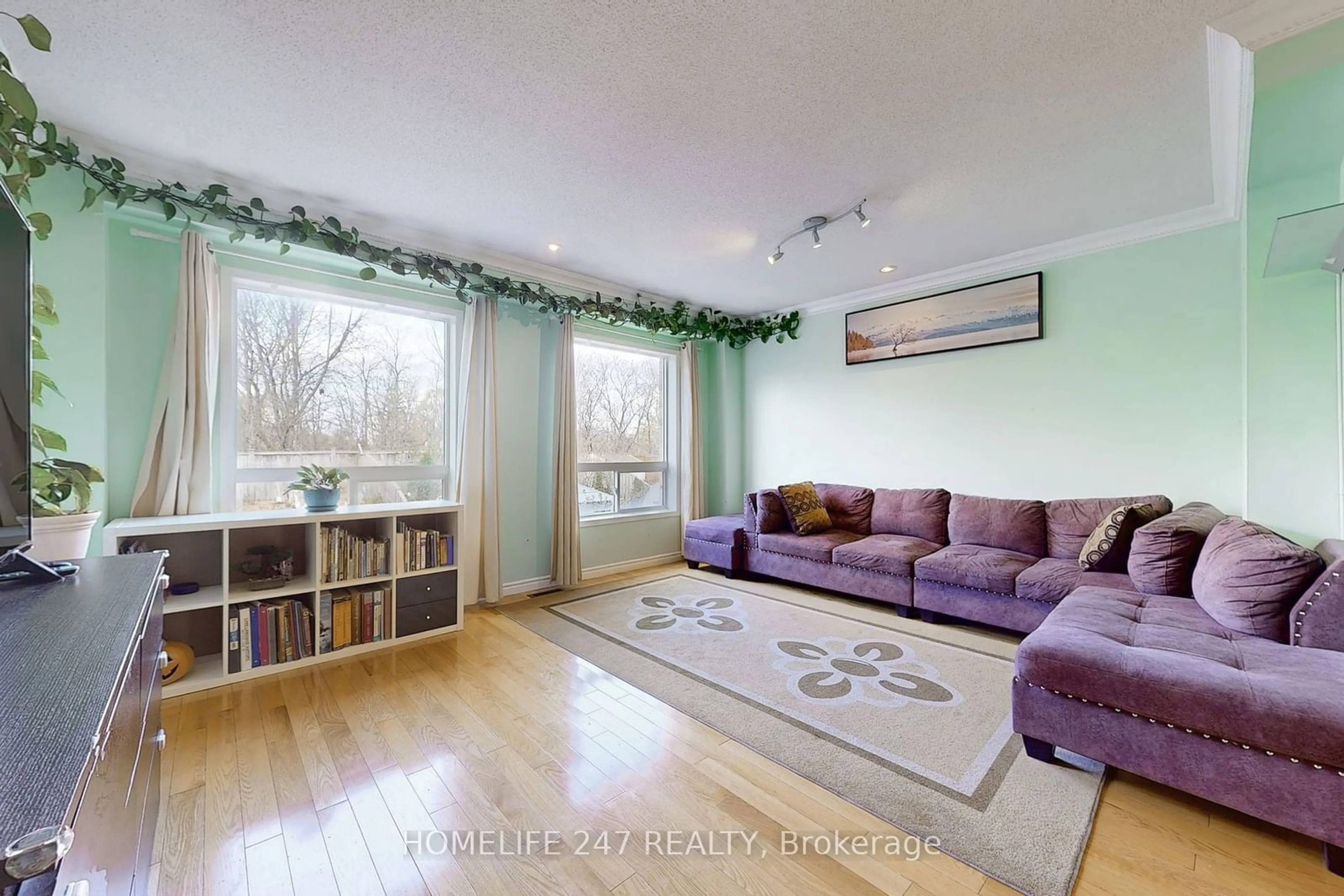 Living room, wood floors for 82 Conn Smythe Dr, Toronto Ontario M1J 3P5