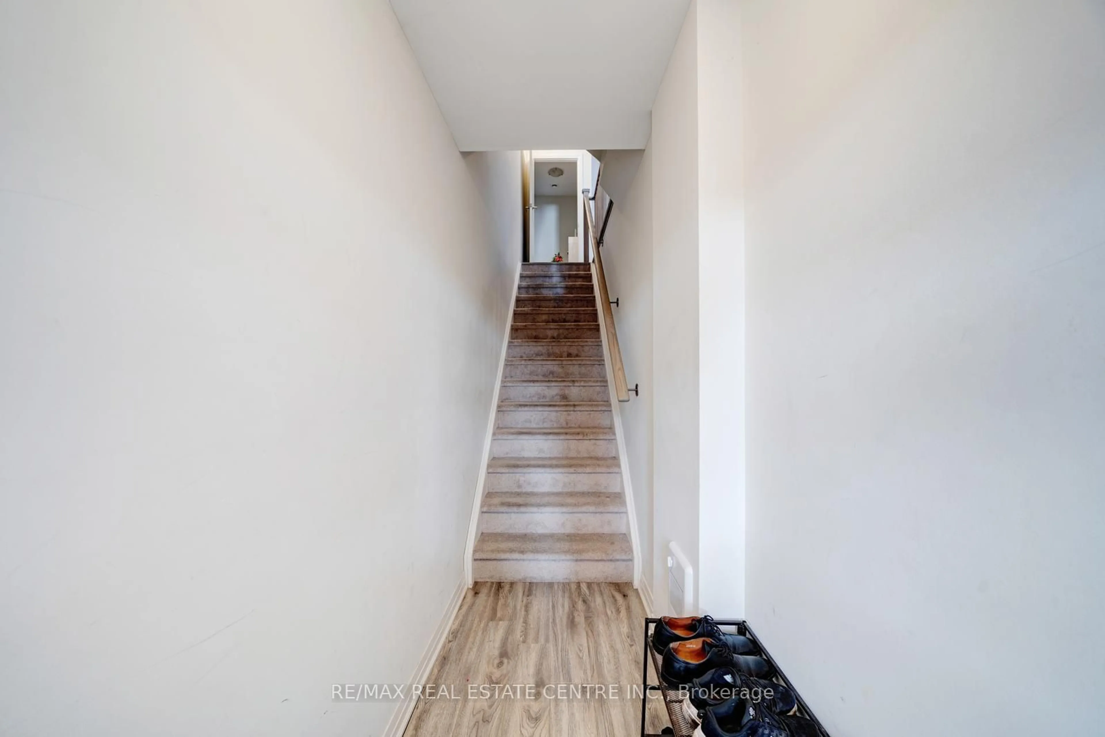 Stairs for 1691 Pleasure Valley Path, Oshawa Ontario L1G 0E3