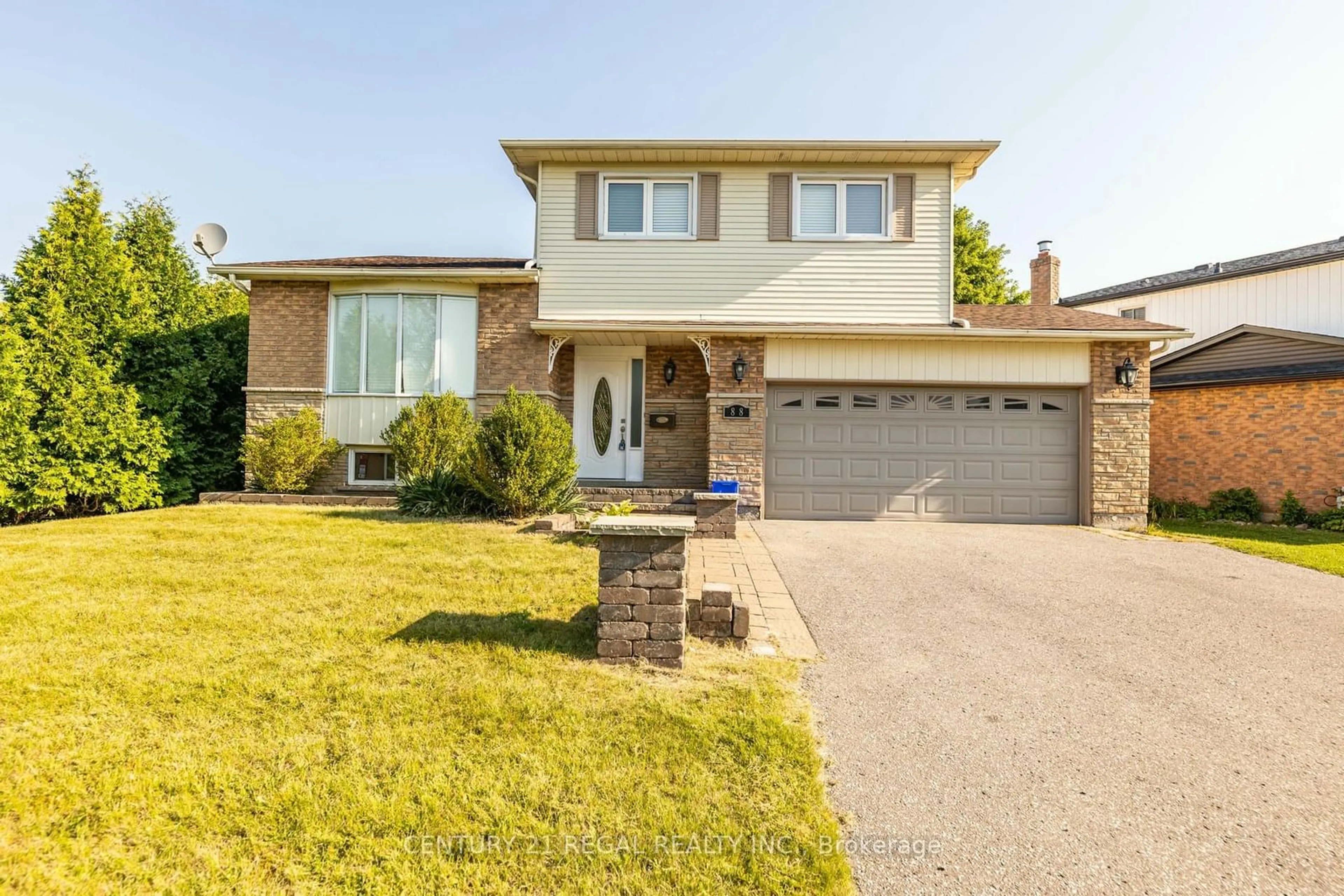 Frontside or backside of a home, the street view for 88 Overbank Dr, Oshawa Ontario L1J 7Y7