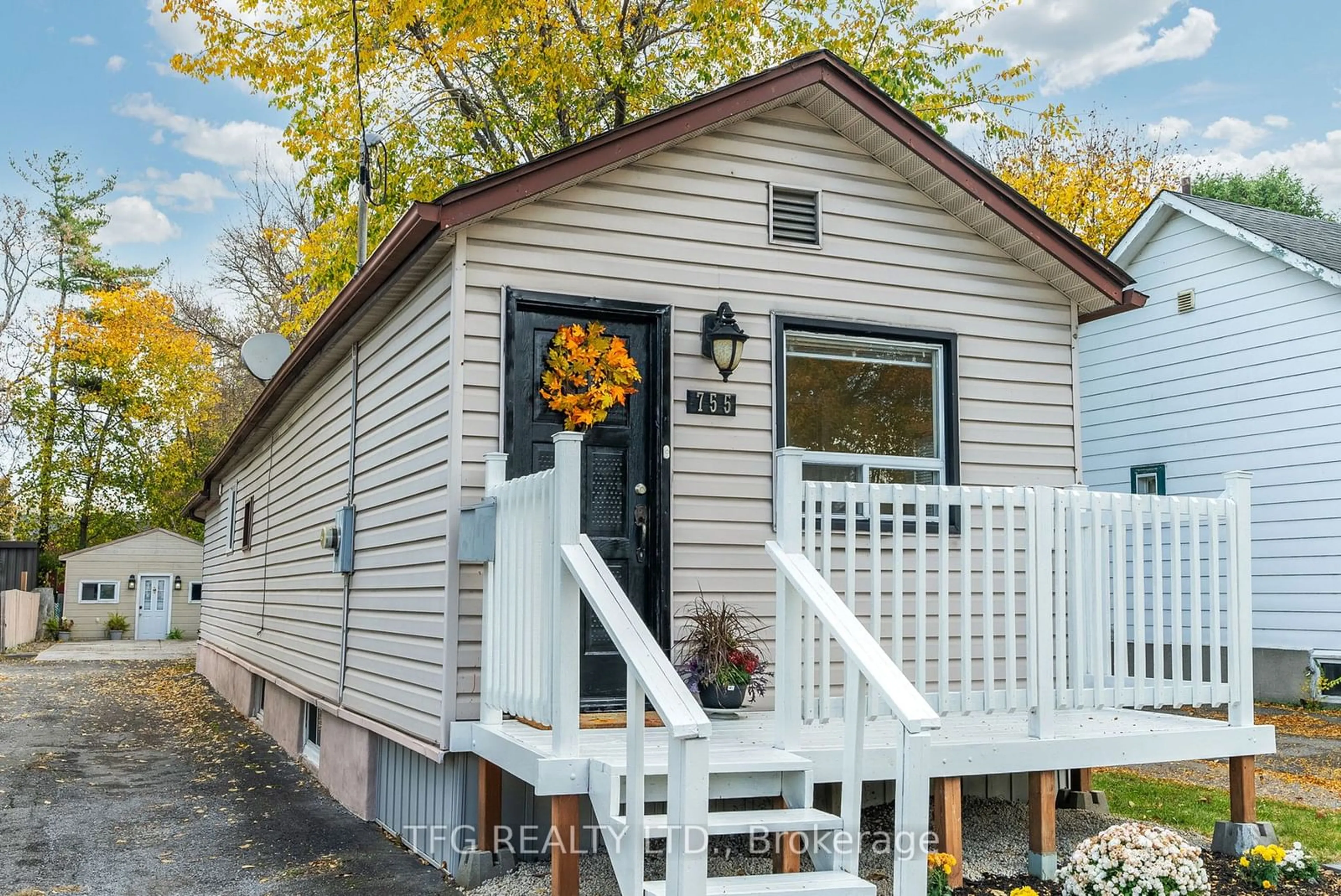 Home with vinyl exterior material for 755 Gifford St, Oshawa Ontario L1H 4W1