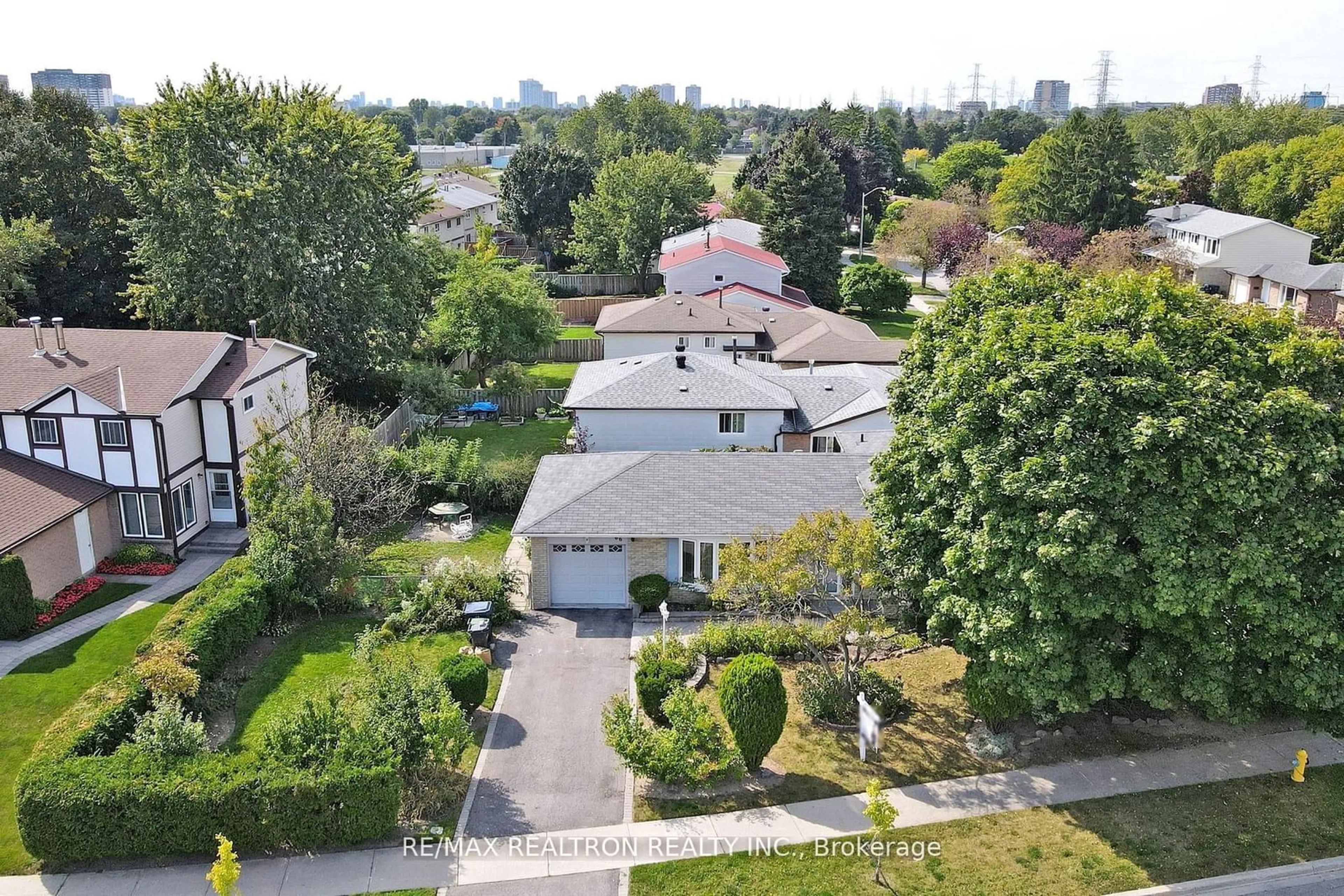 A pic from exterior of the house or condo, the street view for 66 La Peer Blvd, Toronto Ontario M1W 2G5