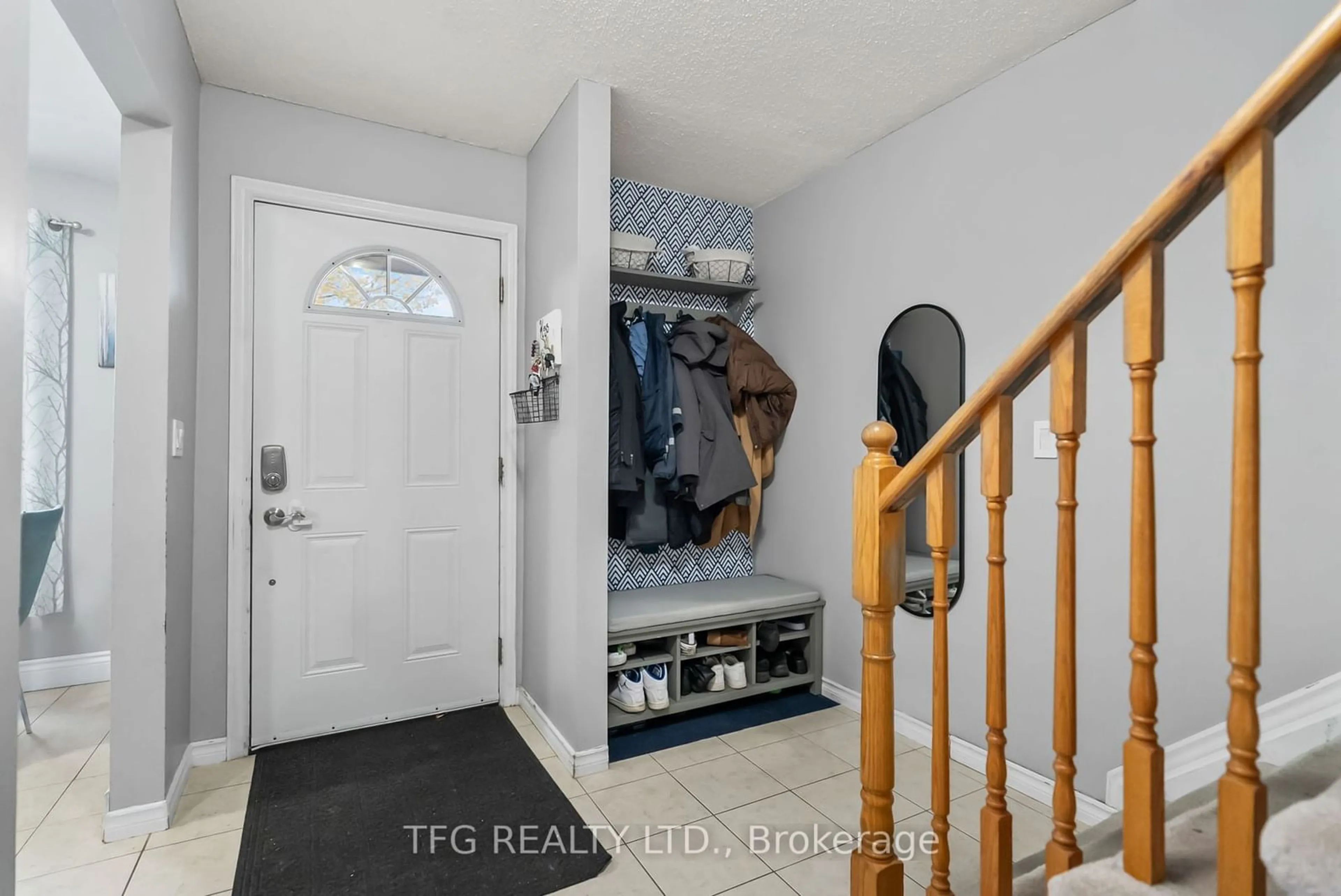 Indoor entryway, wood floors for 1440 Fleming Crt, Oshawa Ontario L1J 8A9