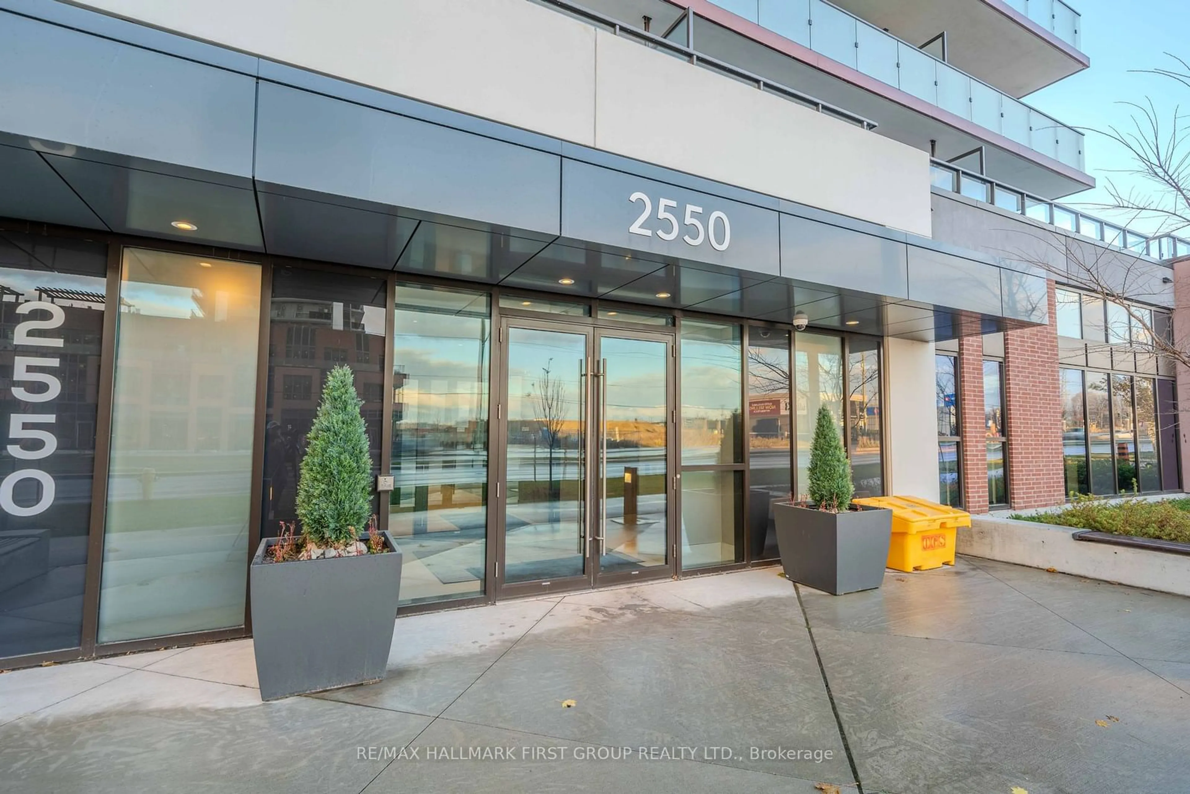 Indoor foyer for 2550 Simcoe St #311, Oshawa Ontario L1L 0R5