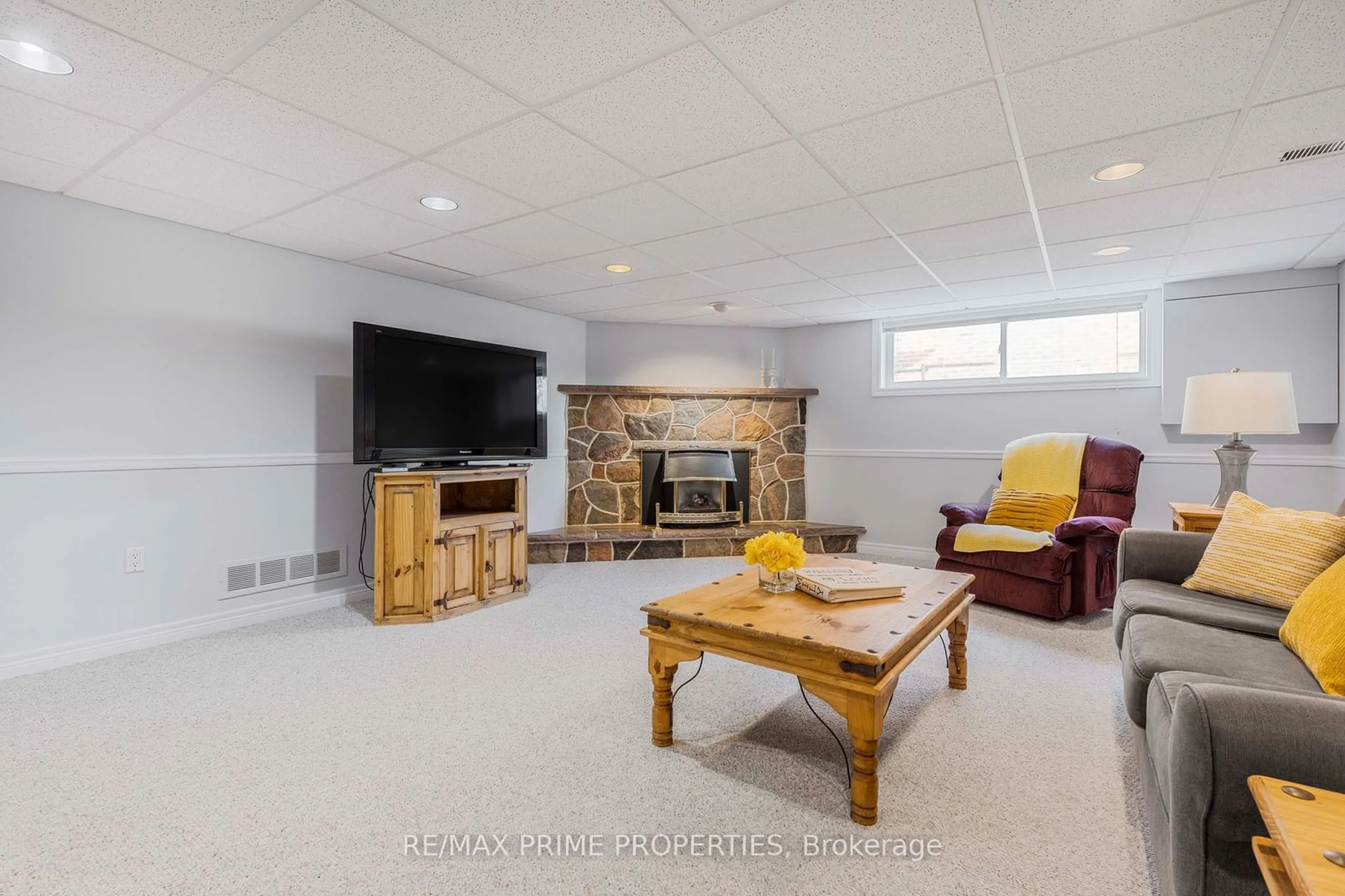 Media room, wood floors for 118 Halls Rd, Whitby Ontario L1P 1Y8