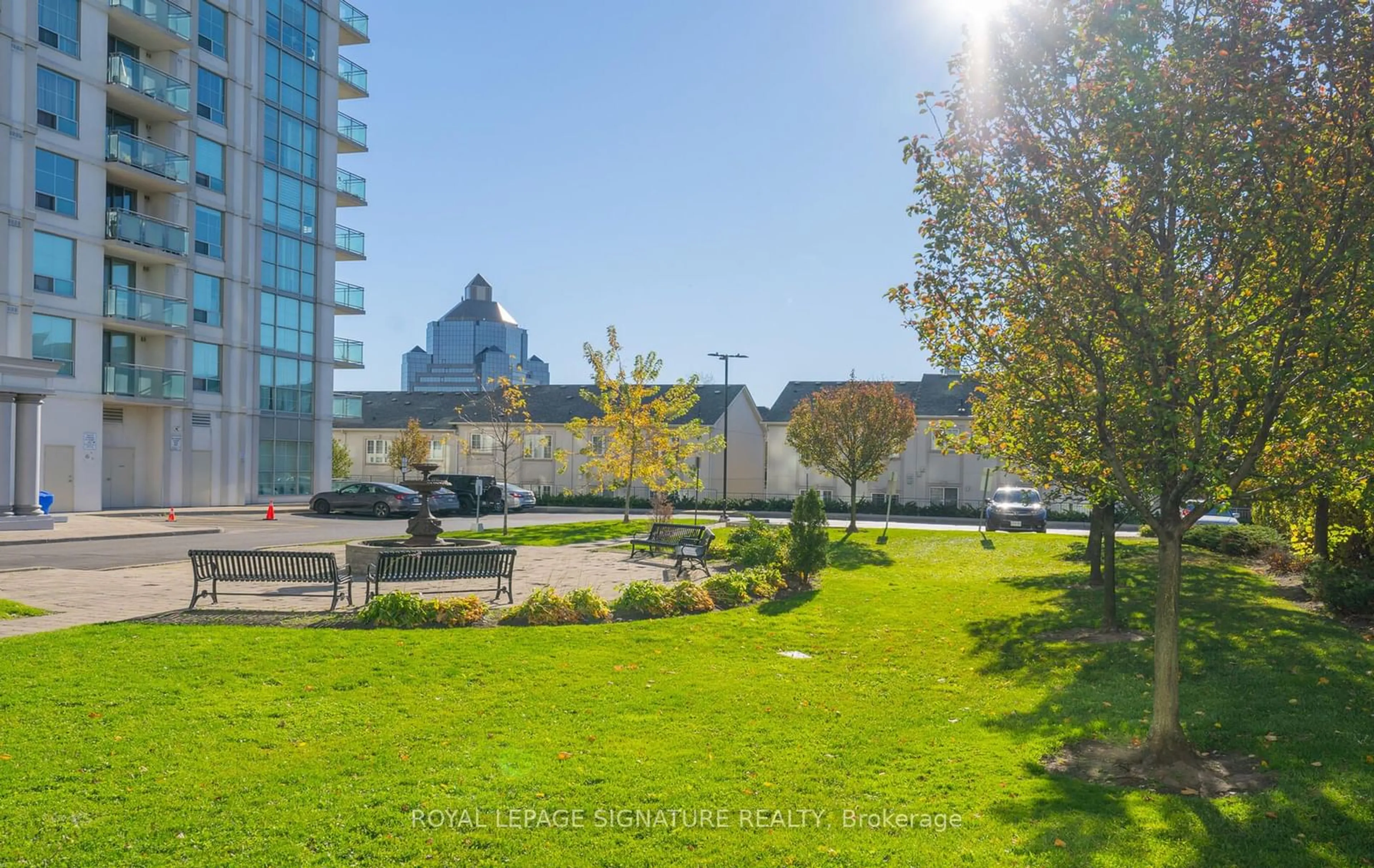 A pic from exterior of the house or condo, the fenced backyard for 6 Rosebank Dr #10H, Toronto Ontario M1B 0A1