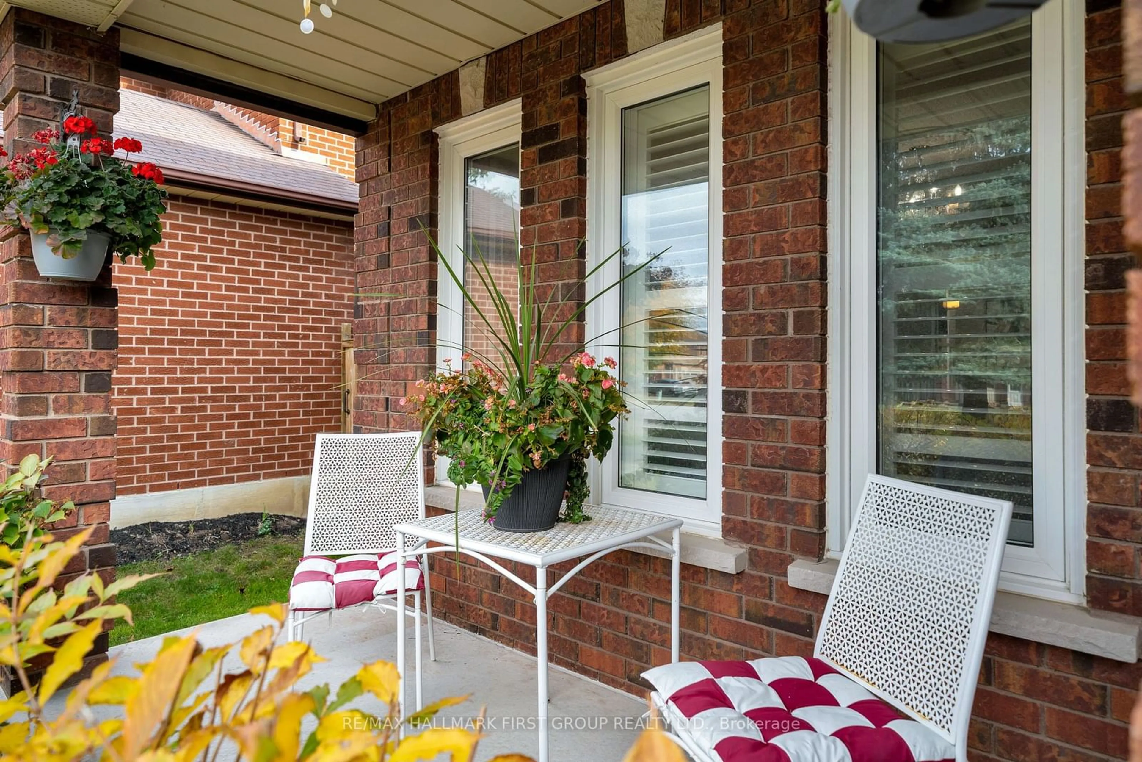 Patio, cottage for 47 Stratton Cres, Whitby Ontario L1R 1V5