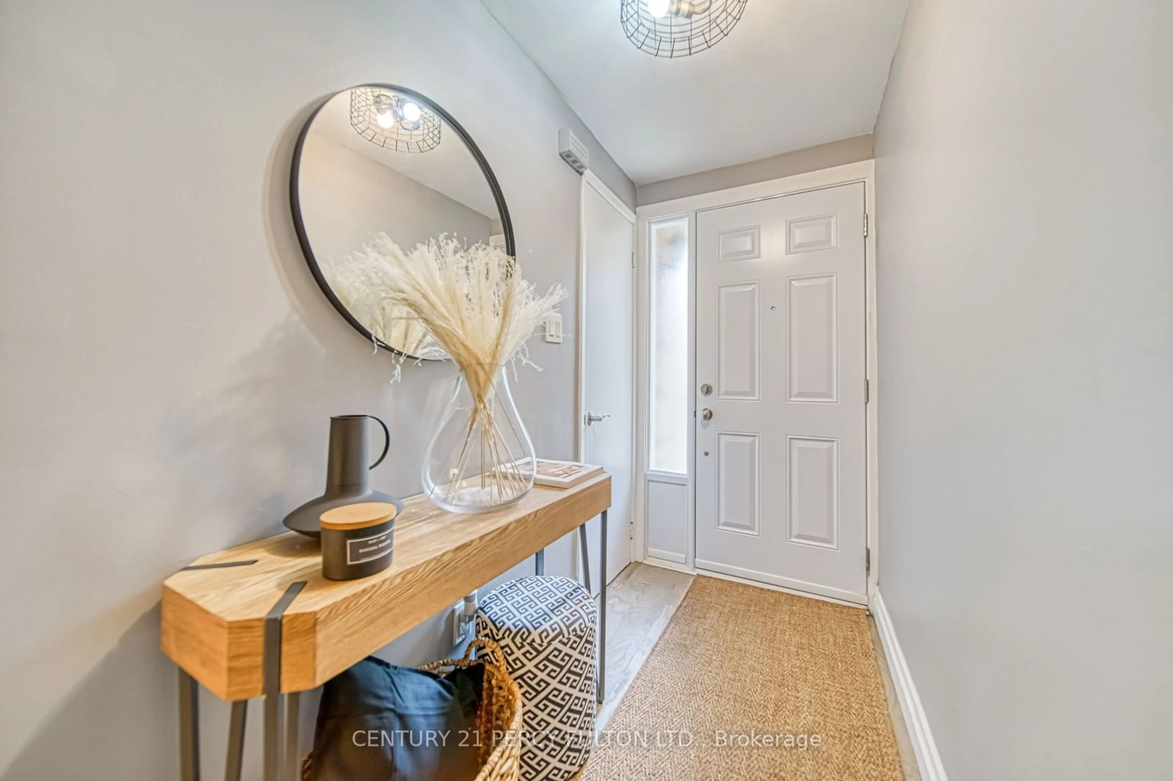 Indoor entryway, wood floors for 1133 Ritson Rd #43, Oshawa Ontario L1G 7T3