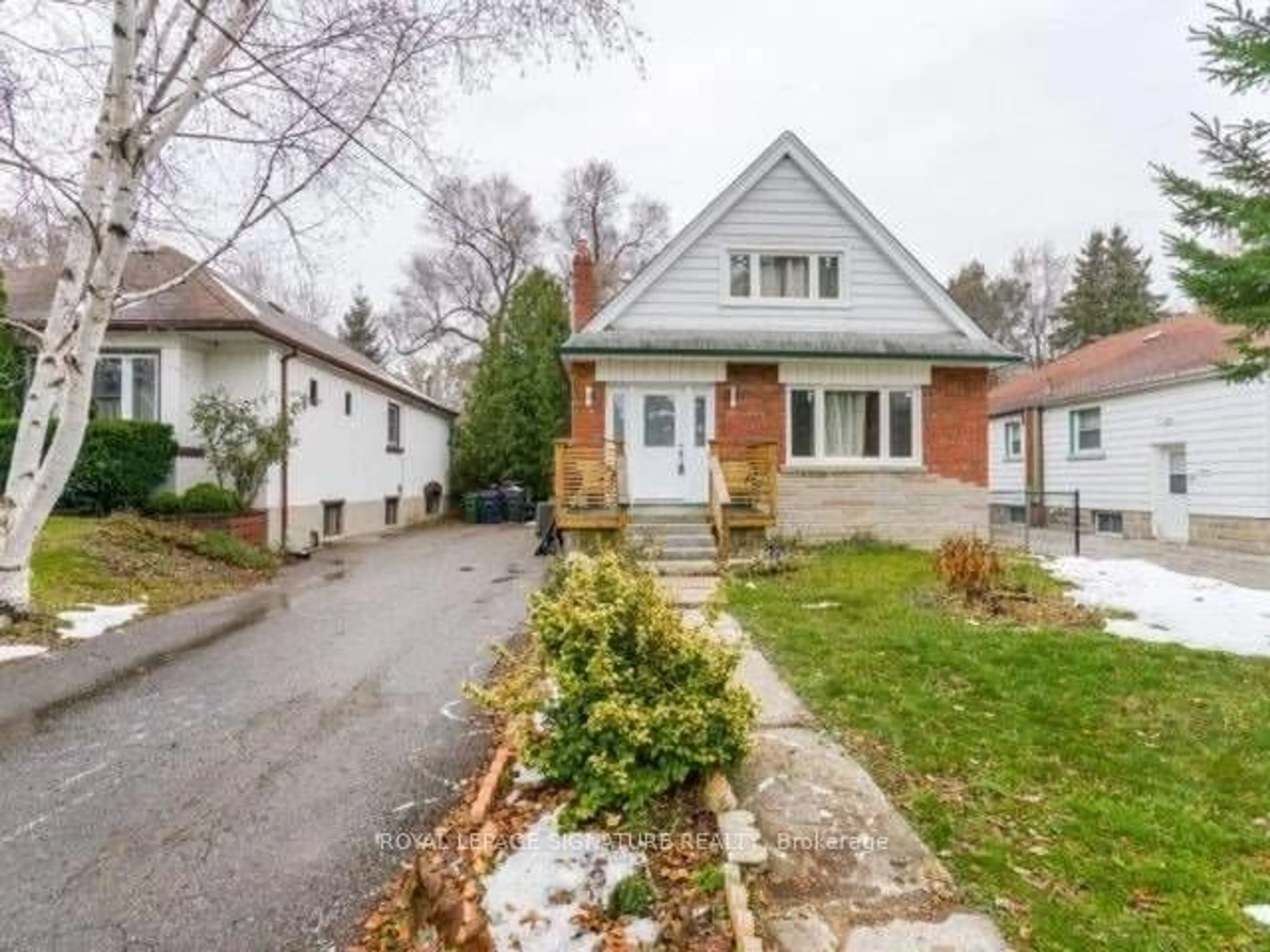 Frontside or backside of a home, the street view for 5 Ripon Rd, Toronto Ontario M4B 1H8