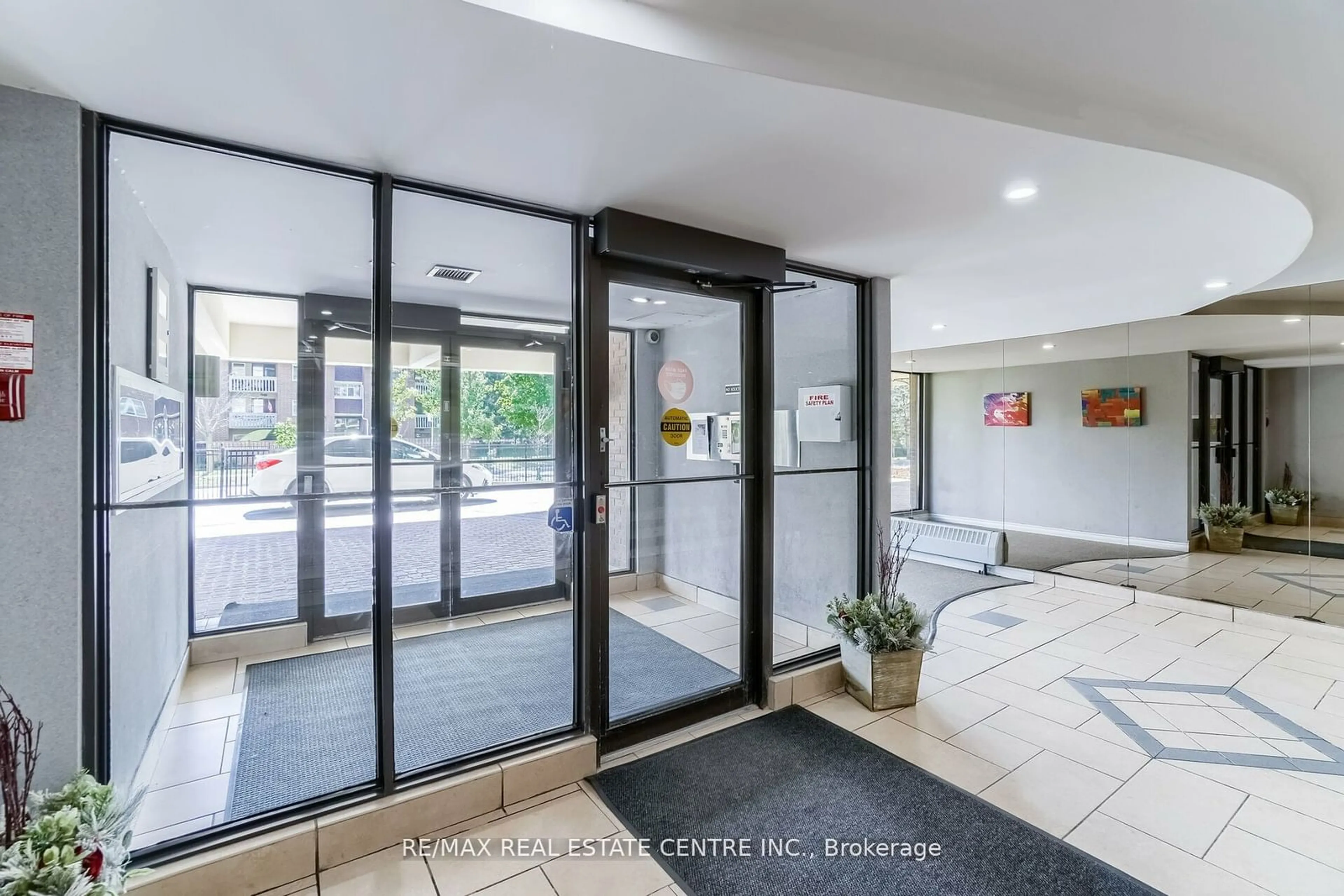 Indoor foyer, ceramic floors for 99 Blackwell Ave #208, Toronto Ontario M1B 3R5