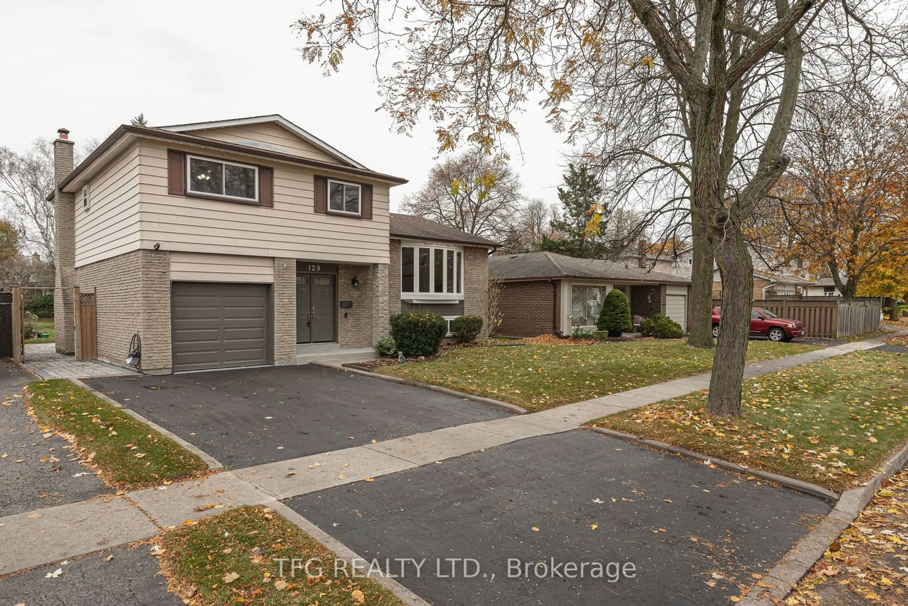 Frontside or backside of a home, the street view for 129 Bell Dr, Whitby Ontario L1N 2T1