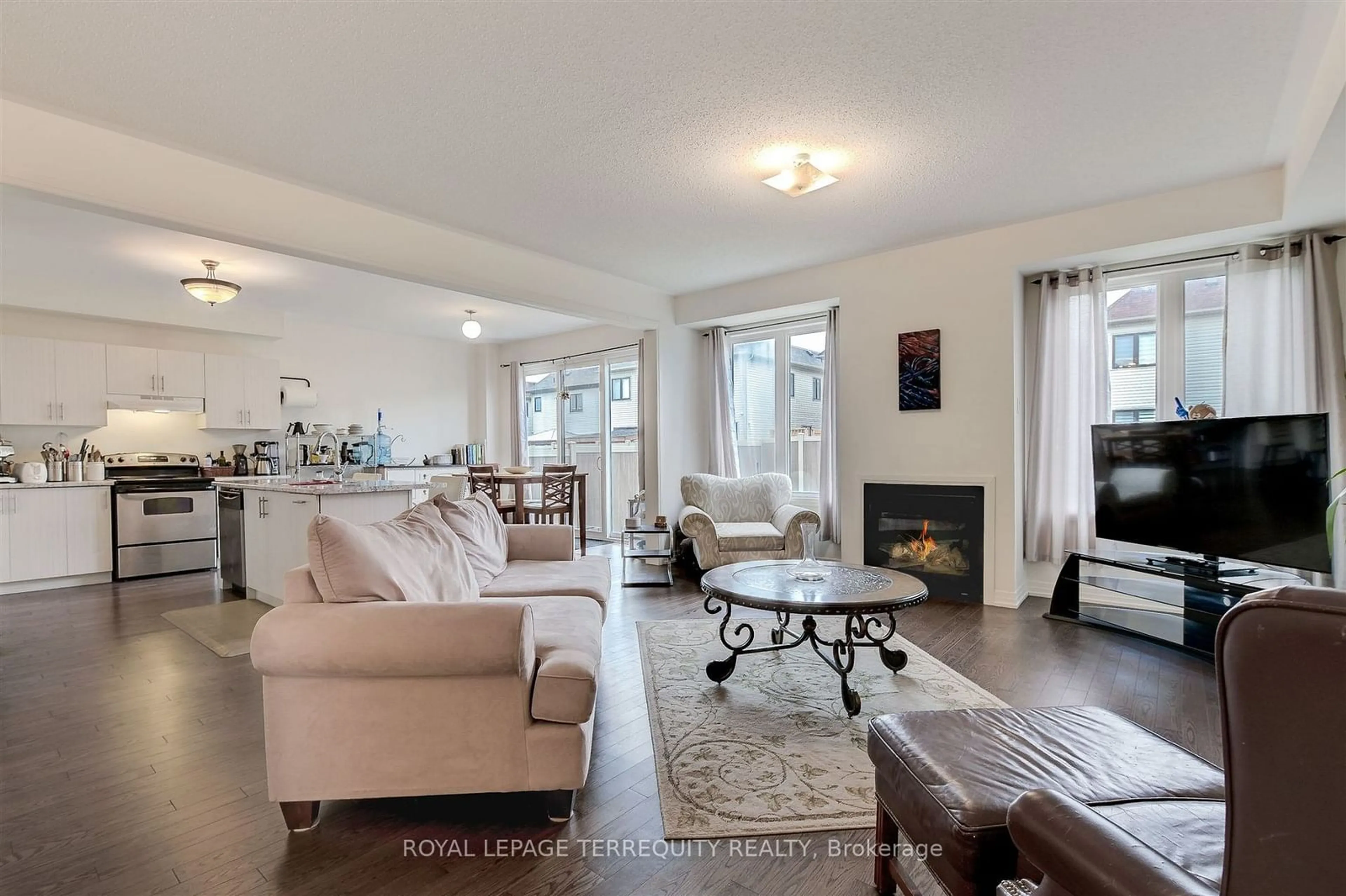 Living room, wood floors for 137 East Shore Dr, Clarington Ontario L1C 1Z8