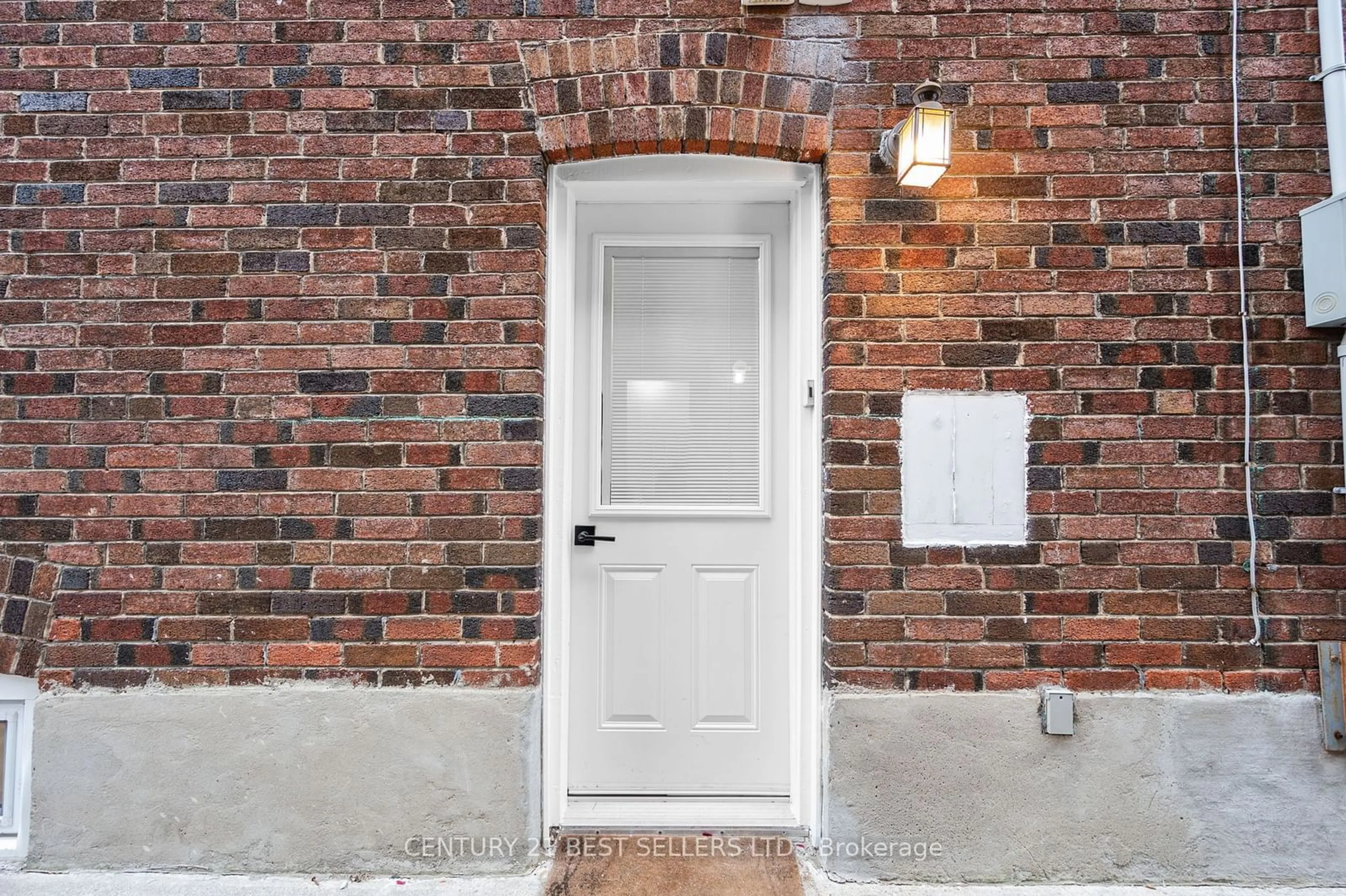 Indoor entryway, wood floors for 51 Hertle Ave, Toronto Ontario M4L 2T3