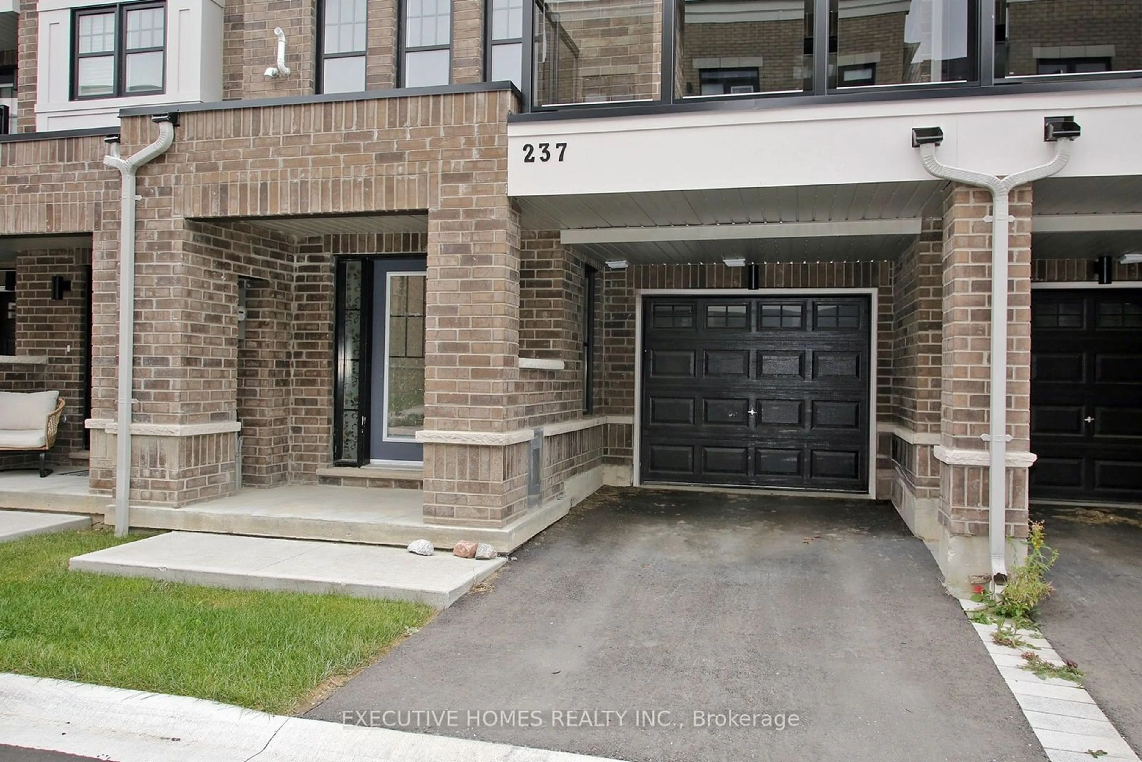 A pic from exterior of the house or condo, the street view for 237 Lord Elgin Lane, Clarington Ontario L1C 7E8