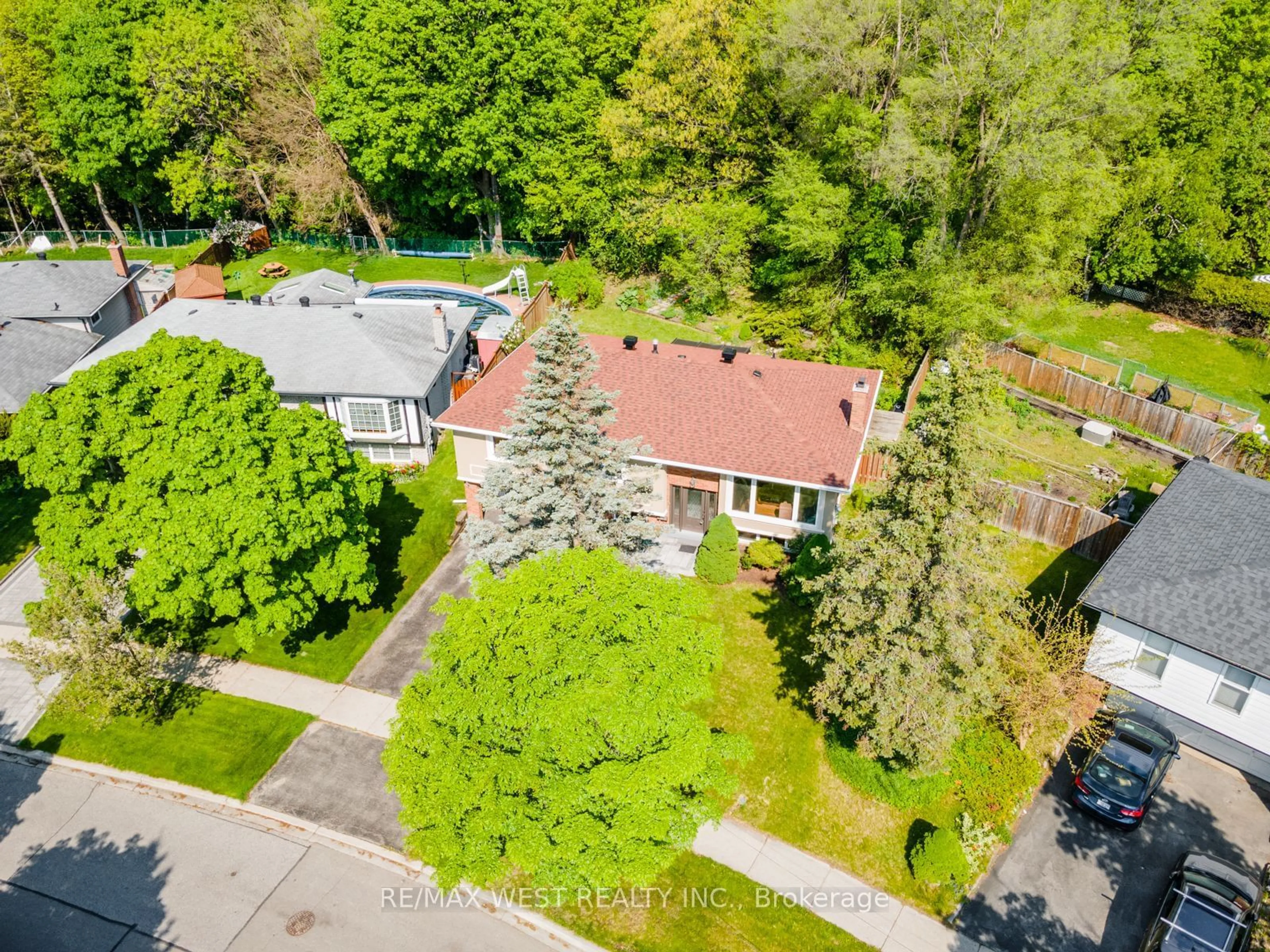 Frontside or backside of a home, the street view for 127 Weir Cres, Toronto Ontario M1E 4T1