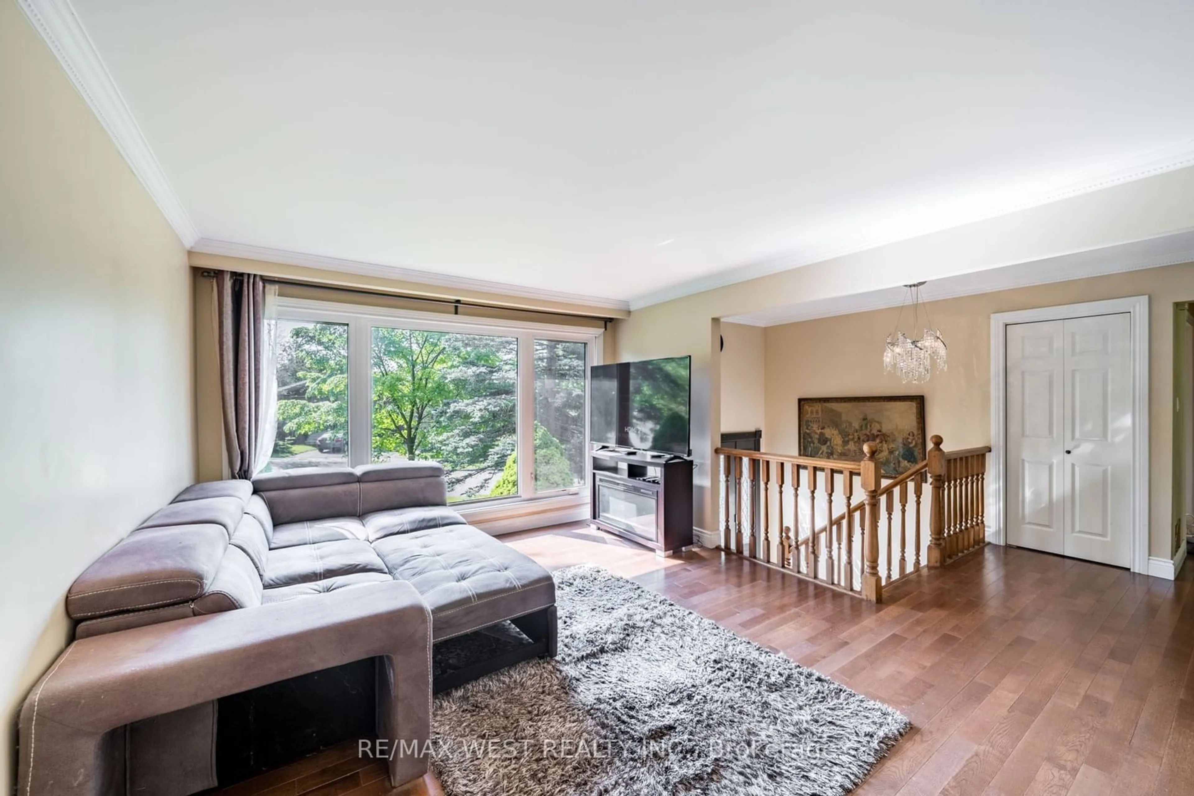 Living room, wood floors for 127 Weir Cres, Toronto Ontario M1E 4T1