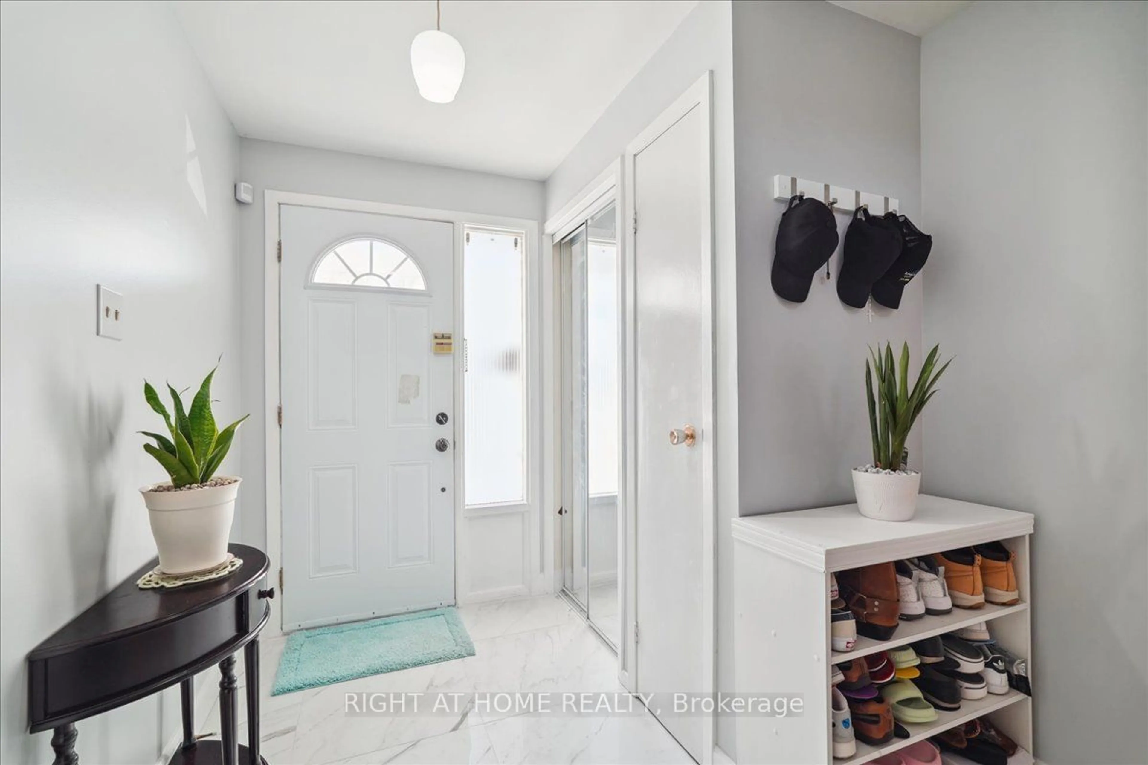 Indoor entryway, wood floors for 48 Ardgowan Cres, Toronto Ontario M1V 1B3