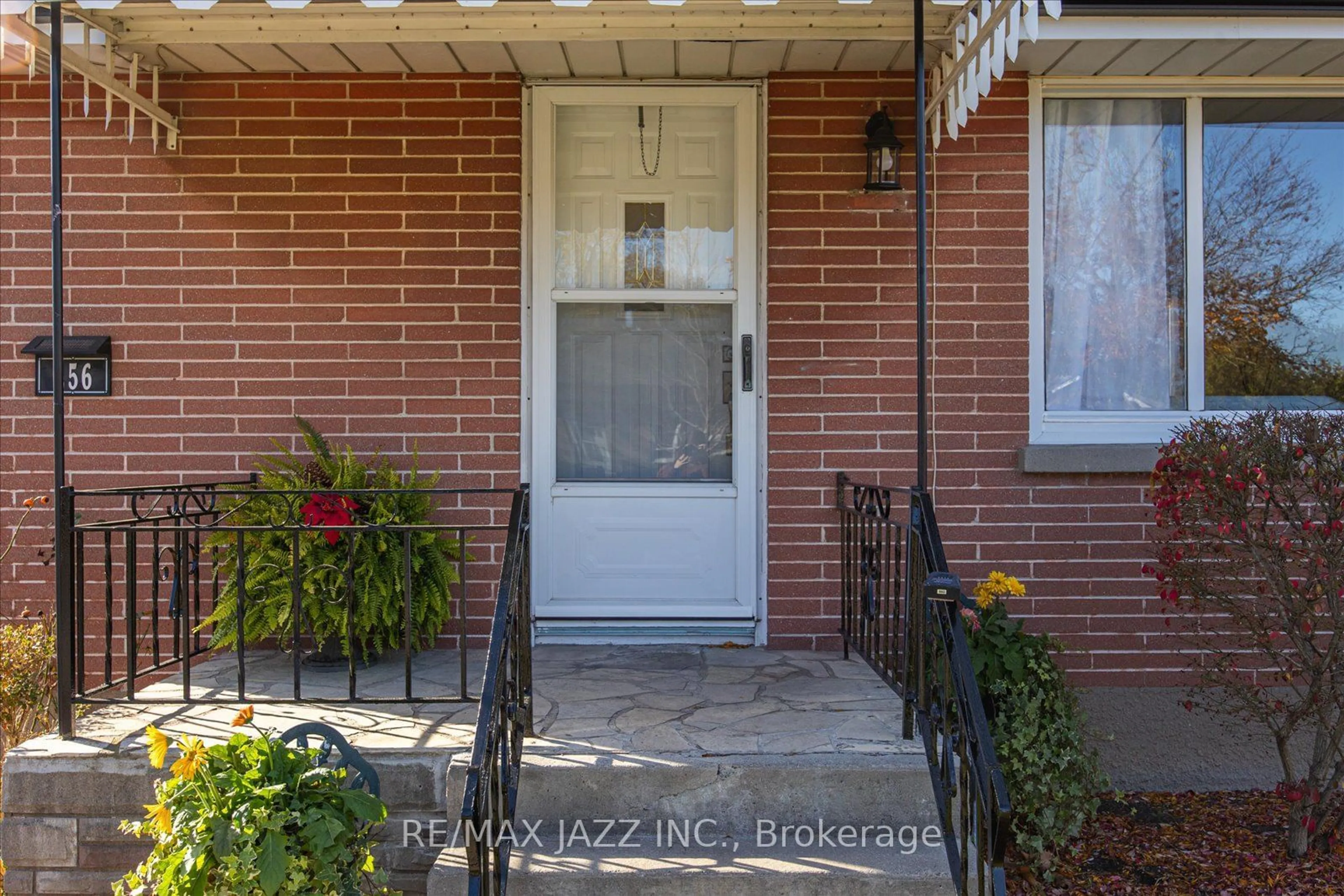 Indoor entryway, wood floors for 256 Baldwin St, Oshawa Ontario L1H 6H4