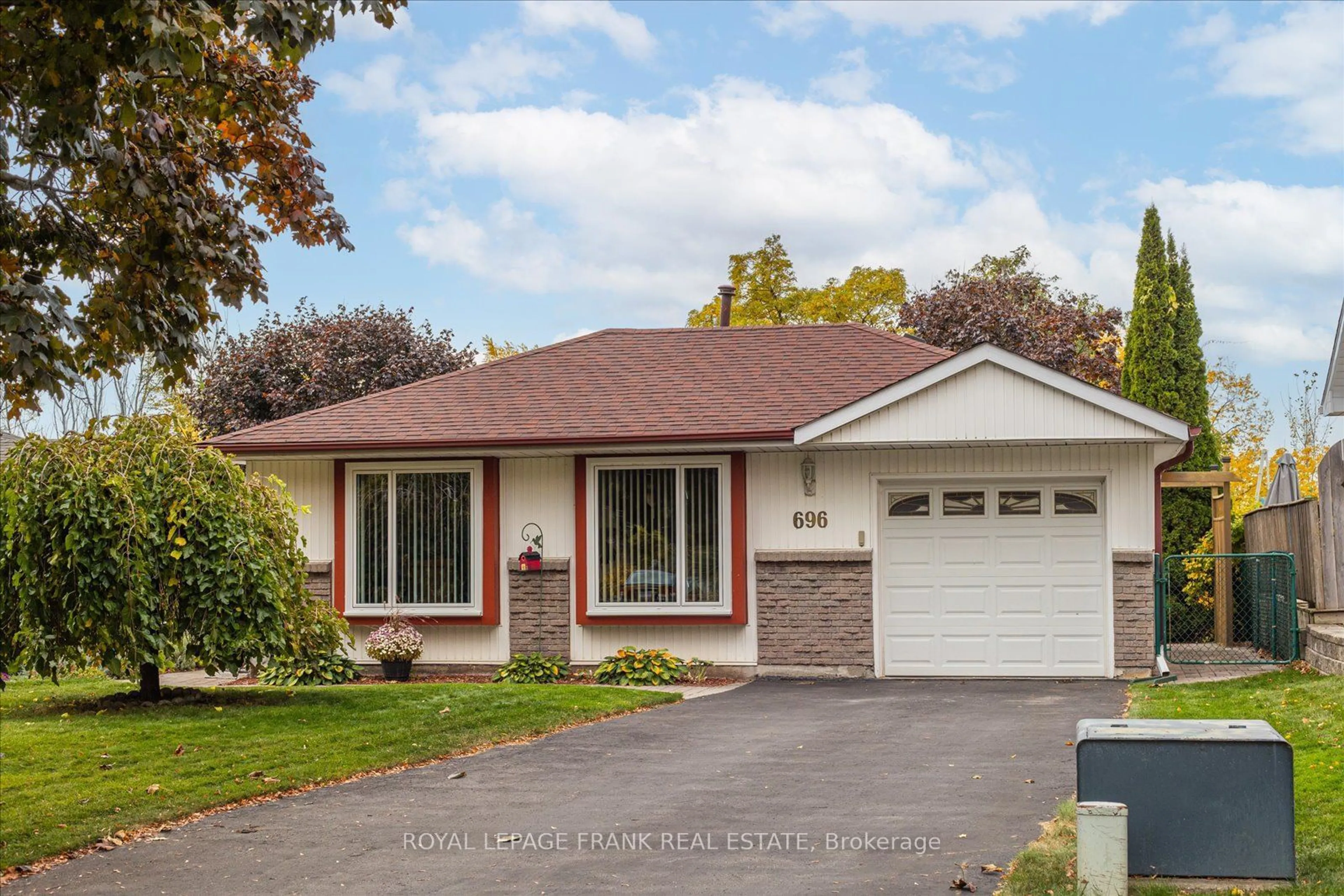 Home with vinyl exterior material for 696 Down Cres, Oshawa Ontario L1H 7Y1