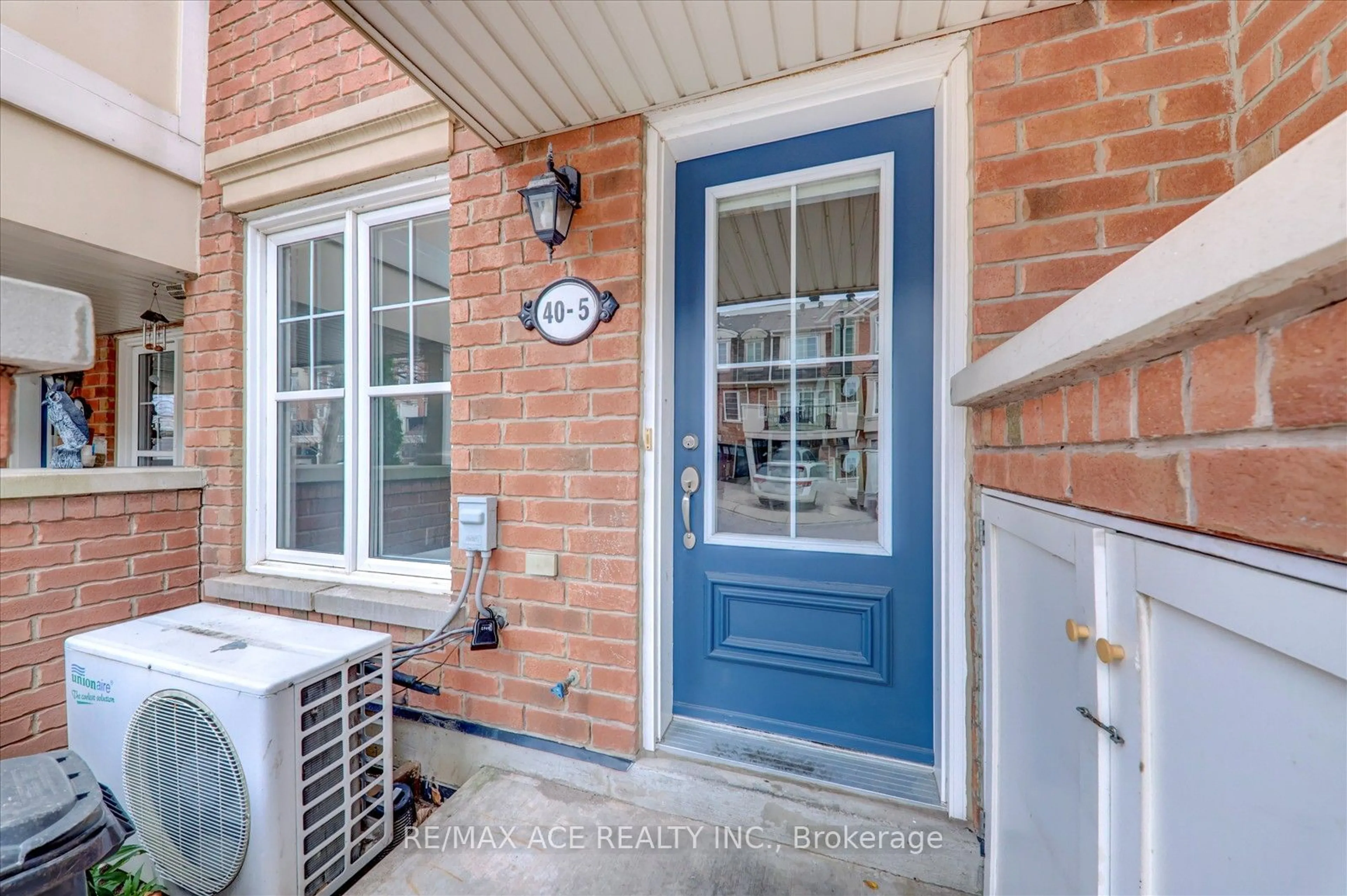 Indoor entryway, wood floors for 40 Mendelssohn St #5, Toronto Ontario M1L 0G8