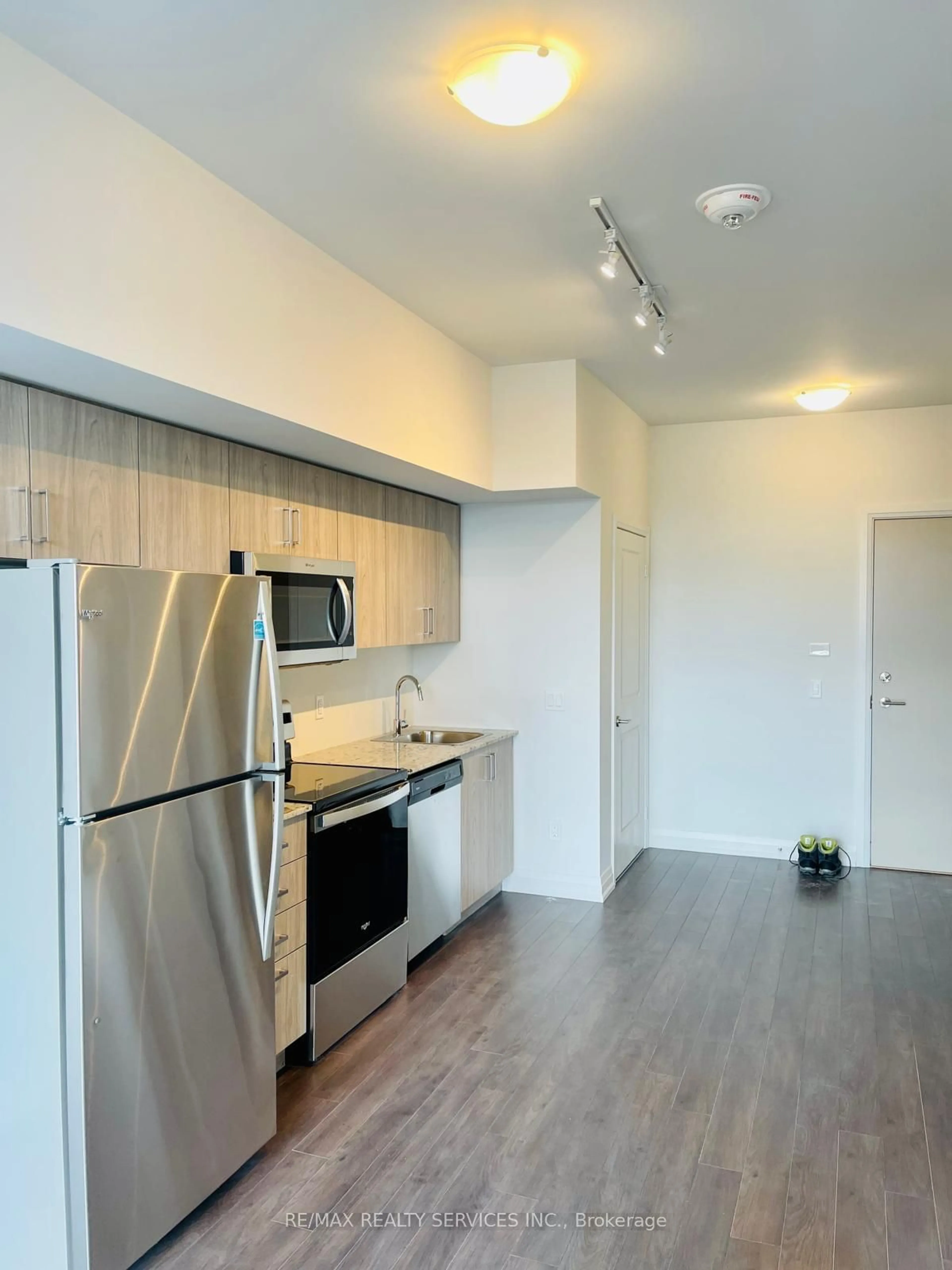 Standard kitchen for 10 Meadowglen Pl #407, Toronto Ontario M1G 0A8