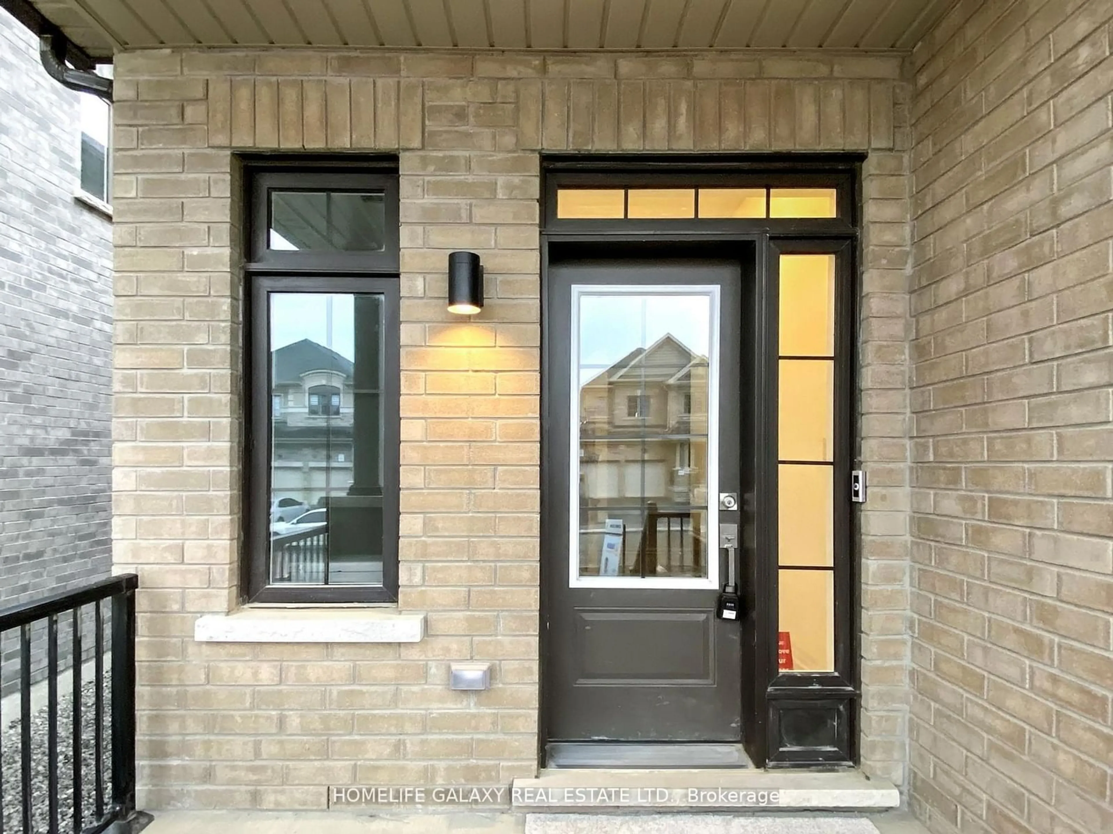 Indoor entryway, wood floors for 238 Flood Ave, Clarington Ontario L1B 0C9