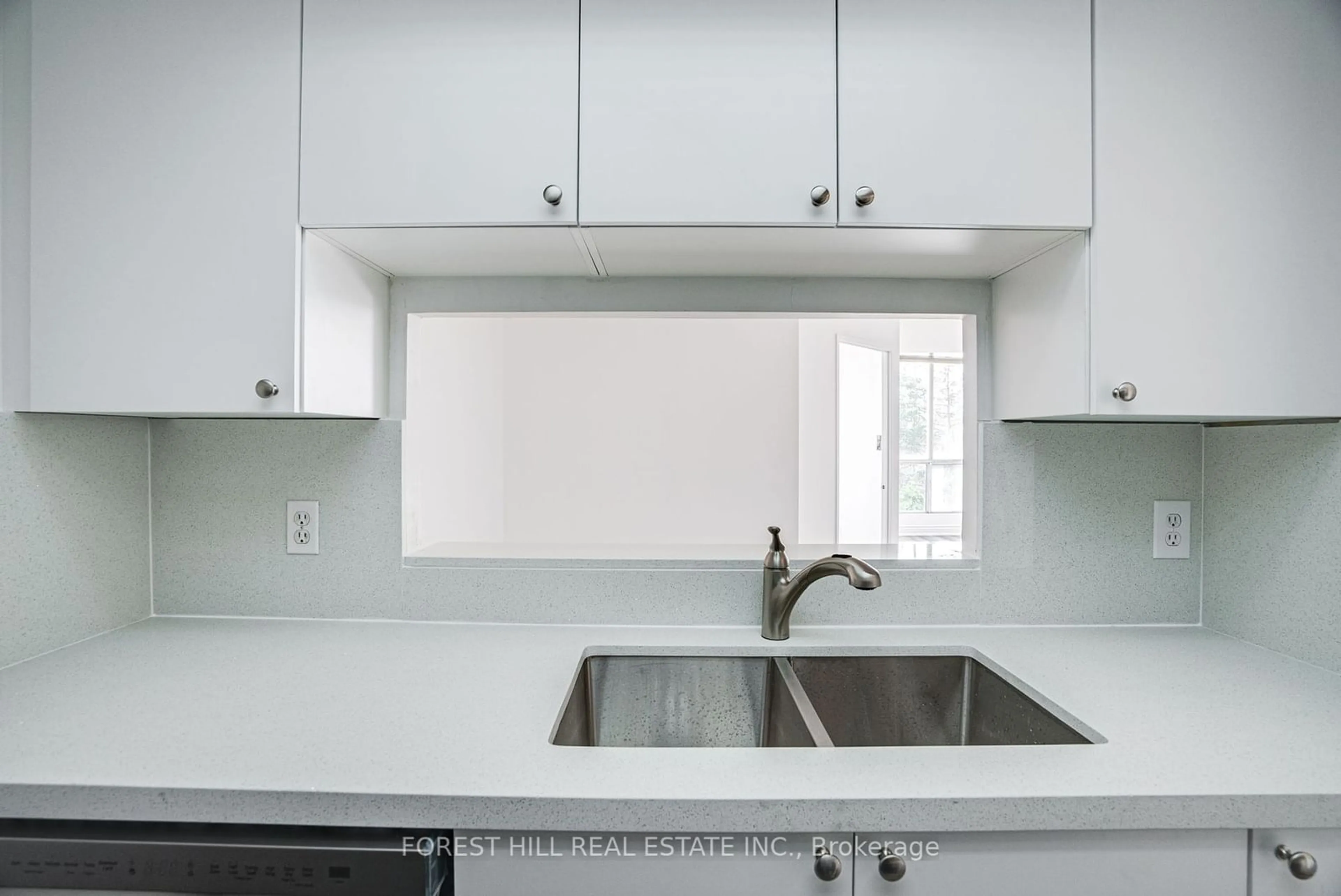 Standard kitchen, wood floors, mountain for 2550 Lawrence Ave #205, Toronto Ontario M1P 4Z3