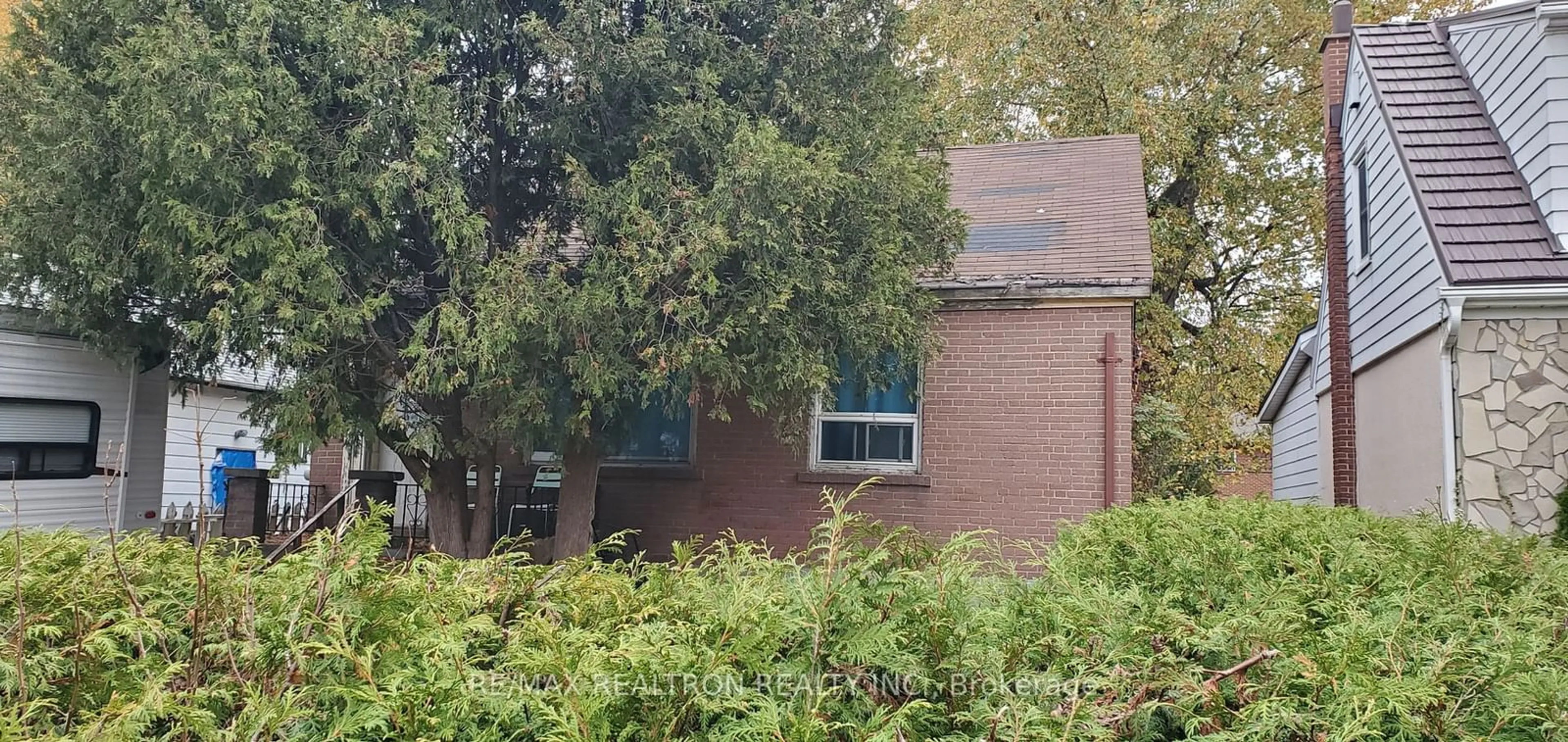 Home with brick exterior material for 101 Harewood Ave, Toronto Ontario M1M 2R4