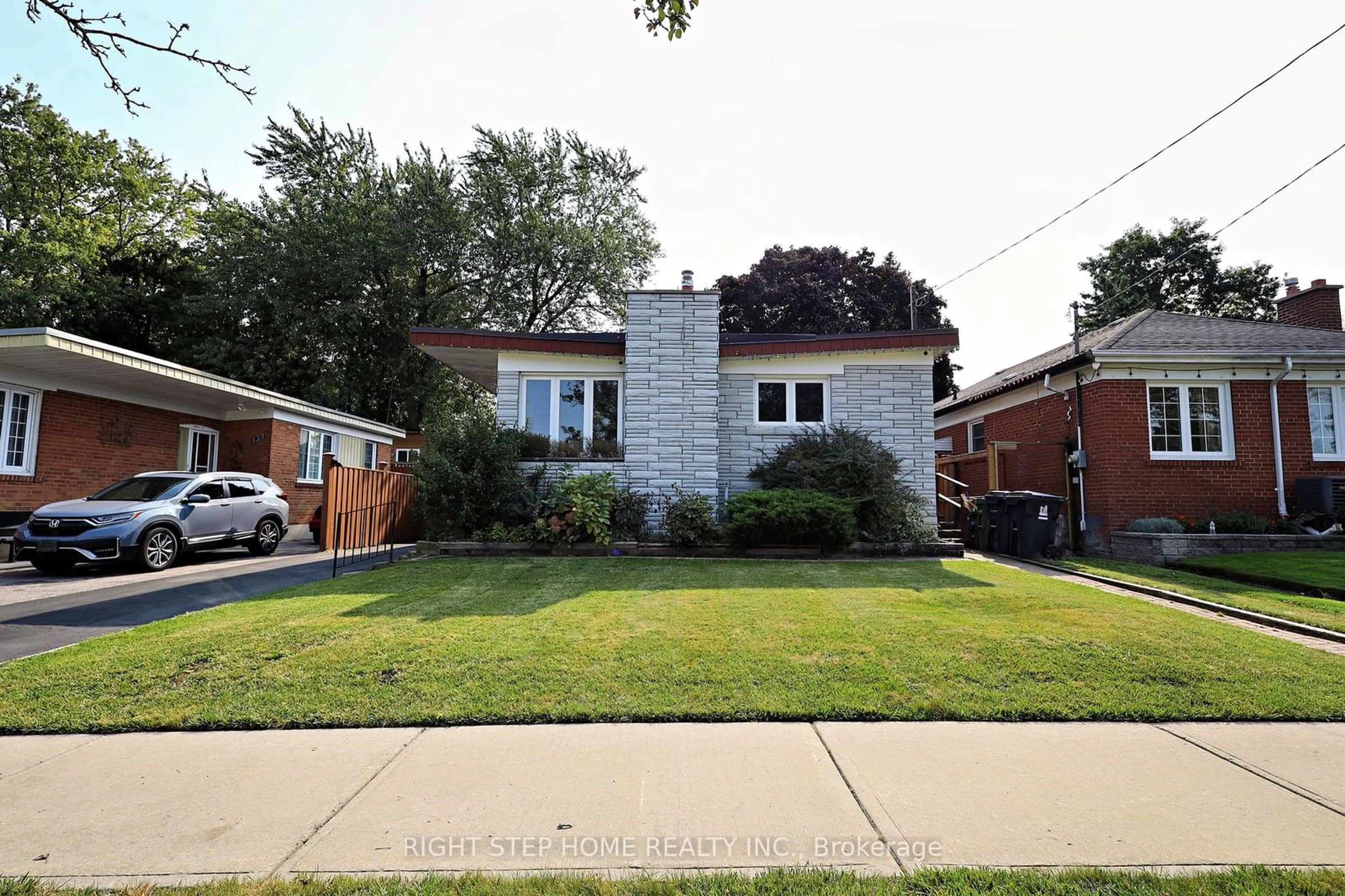 Frontside or backside of a home, the street view for 137 Benleigh Dr, Toronto Ontario M1H 1K4