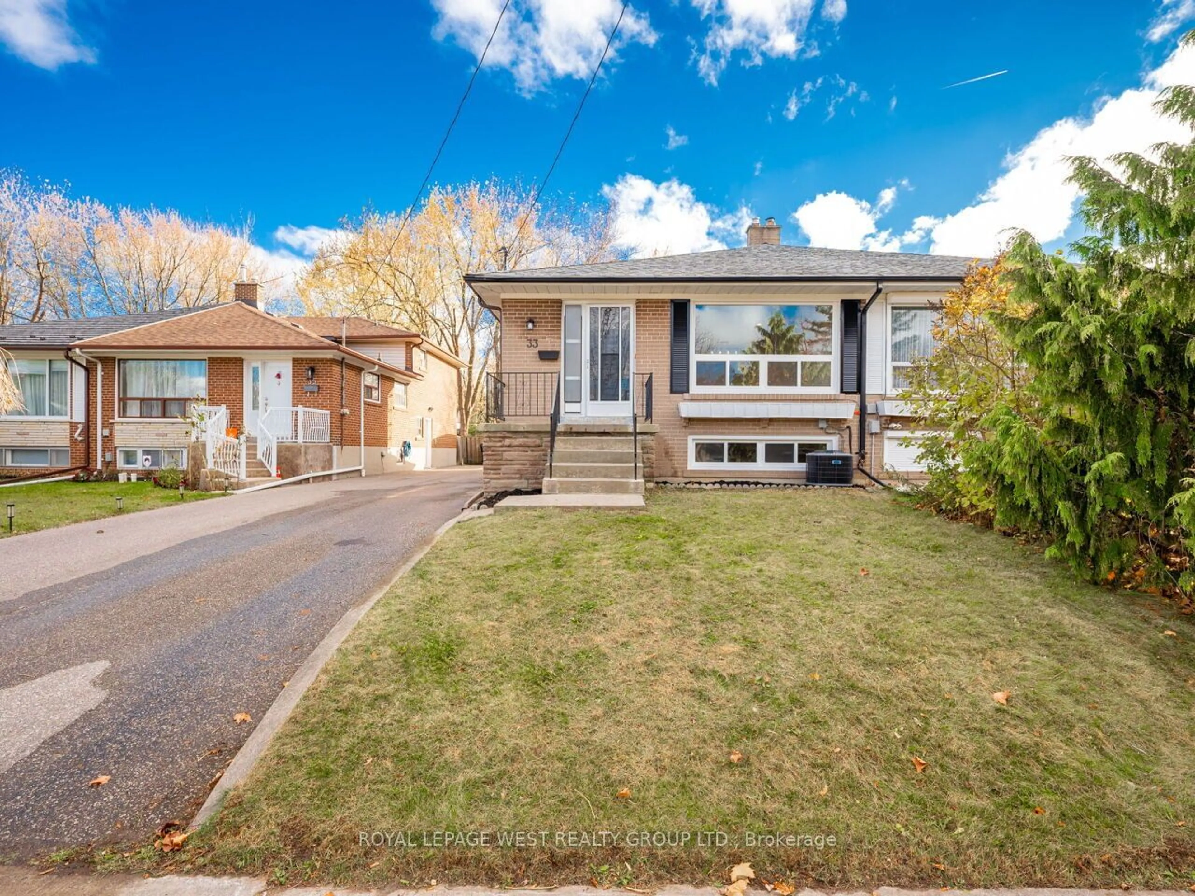 Frontside or backside of a home, the street view for 33 Syracuse Cres, Toronto Ontario M1E 2G7