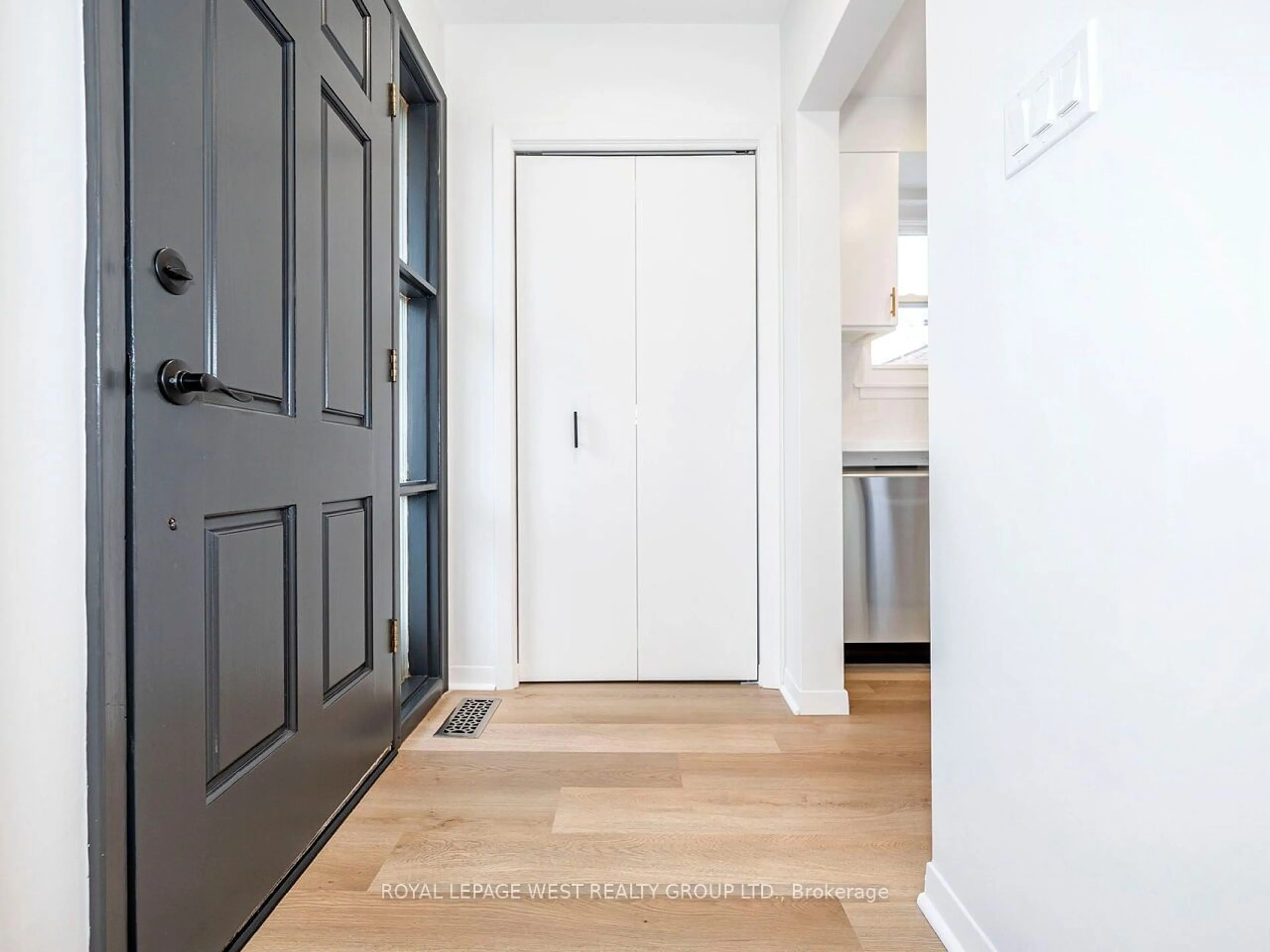 Indoor entryway, wood floors for 33 Syracuse Cres, Toronto Ontario M1E 2G7