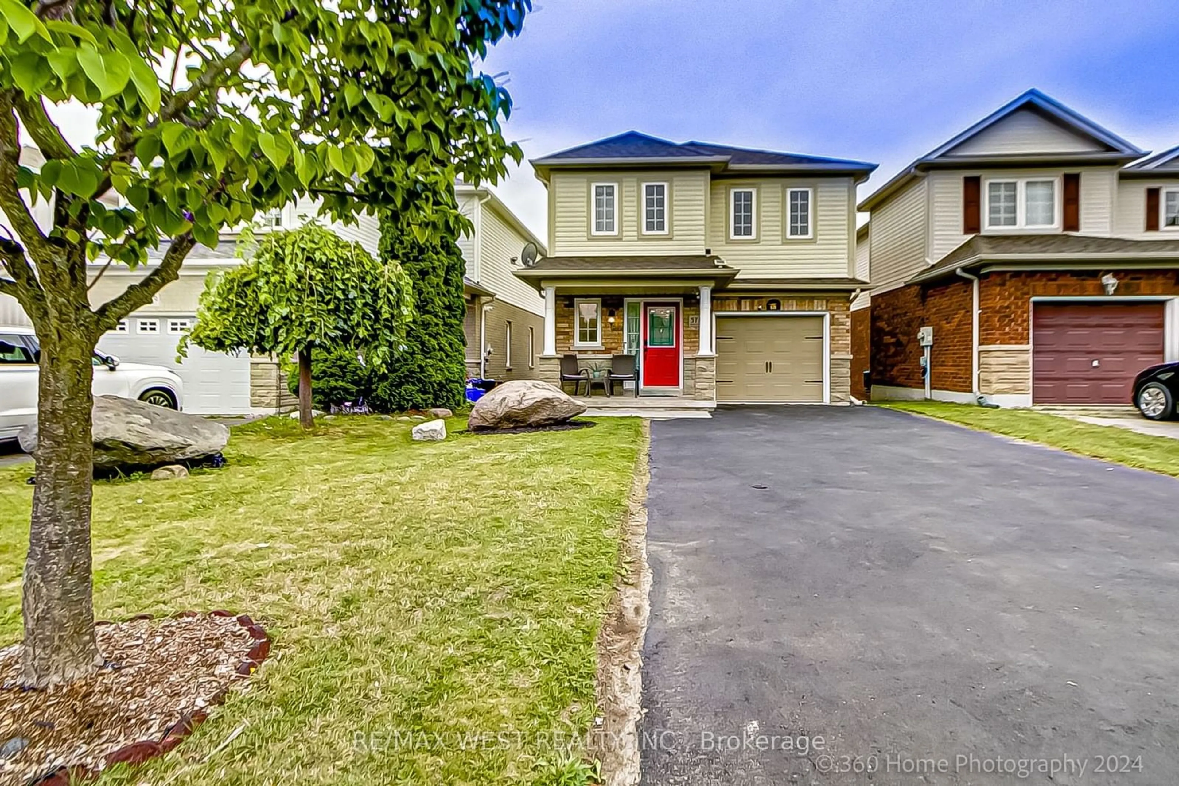 Frontside or backside of a home, the street view for 571 Blythwood Sq, Oshawa Ontario L1K 2R7